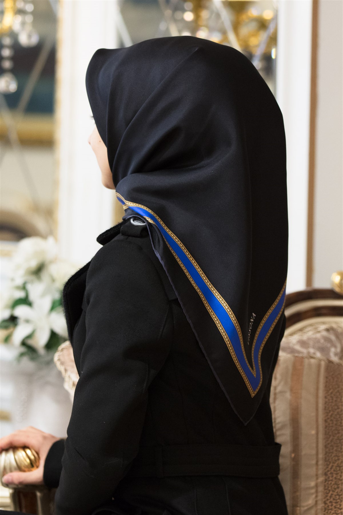 % 57 İPEK % 43 VİSKON Twill İpek Dokulu Şerit Desenli Siyah - Saks Renkli 90x90 Eşarp Dikim Şekli : El Dikişi