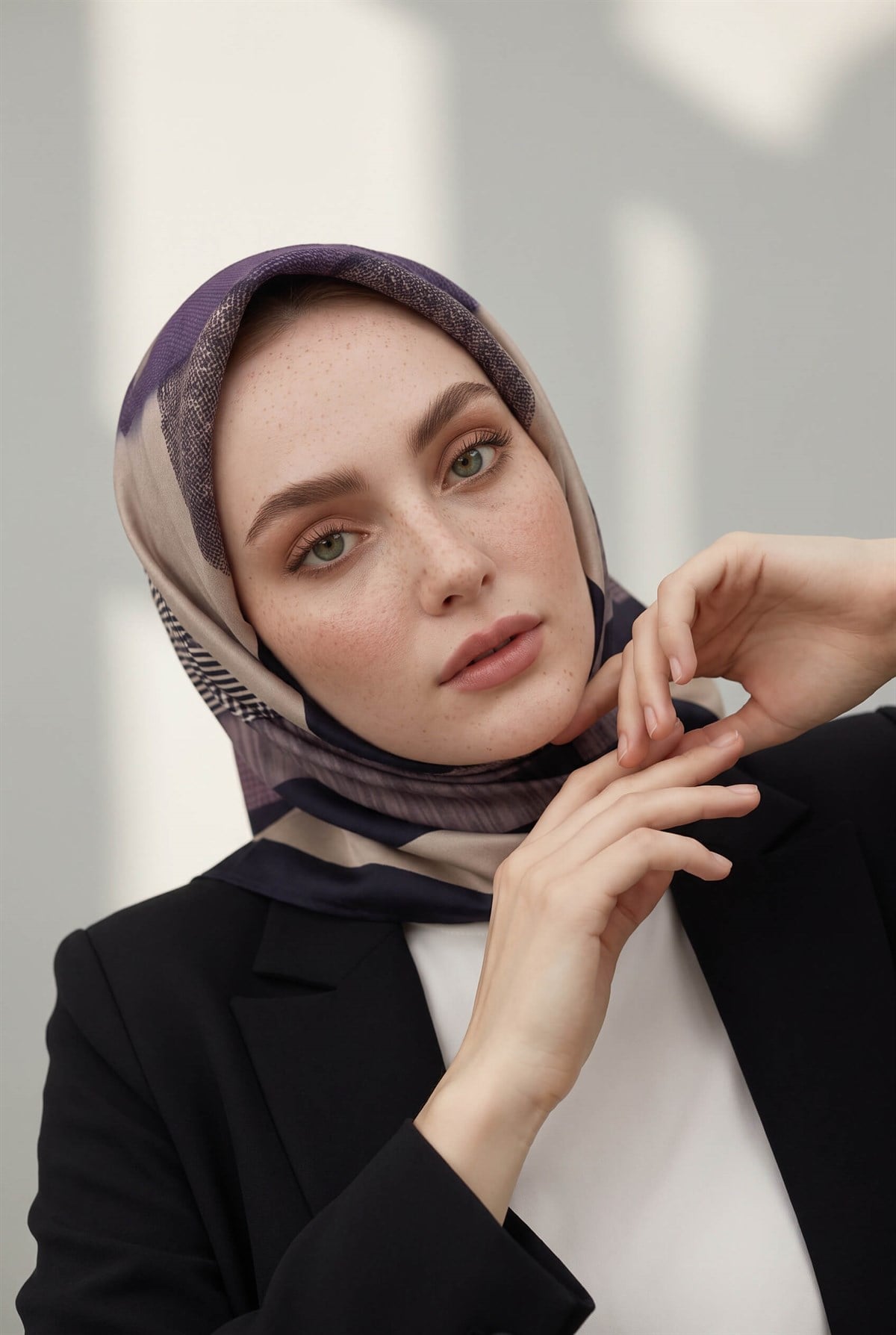 %100 Twill İpek Geometrik Desenli Mürdüm - Siyah Renkli 90x90 Eşarp Dikim Şekli : El Dikişi