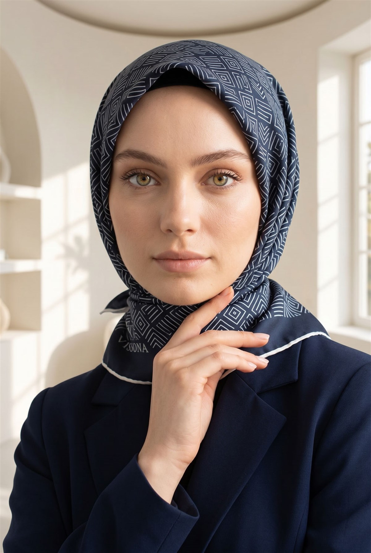 %57 İPEK %43 VİSKON Twill İpek Etnik Motif Desenli Lacivert - Krem Renkli 90x90 Eşarp Dikim Şekli : El Dikişi