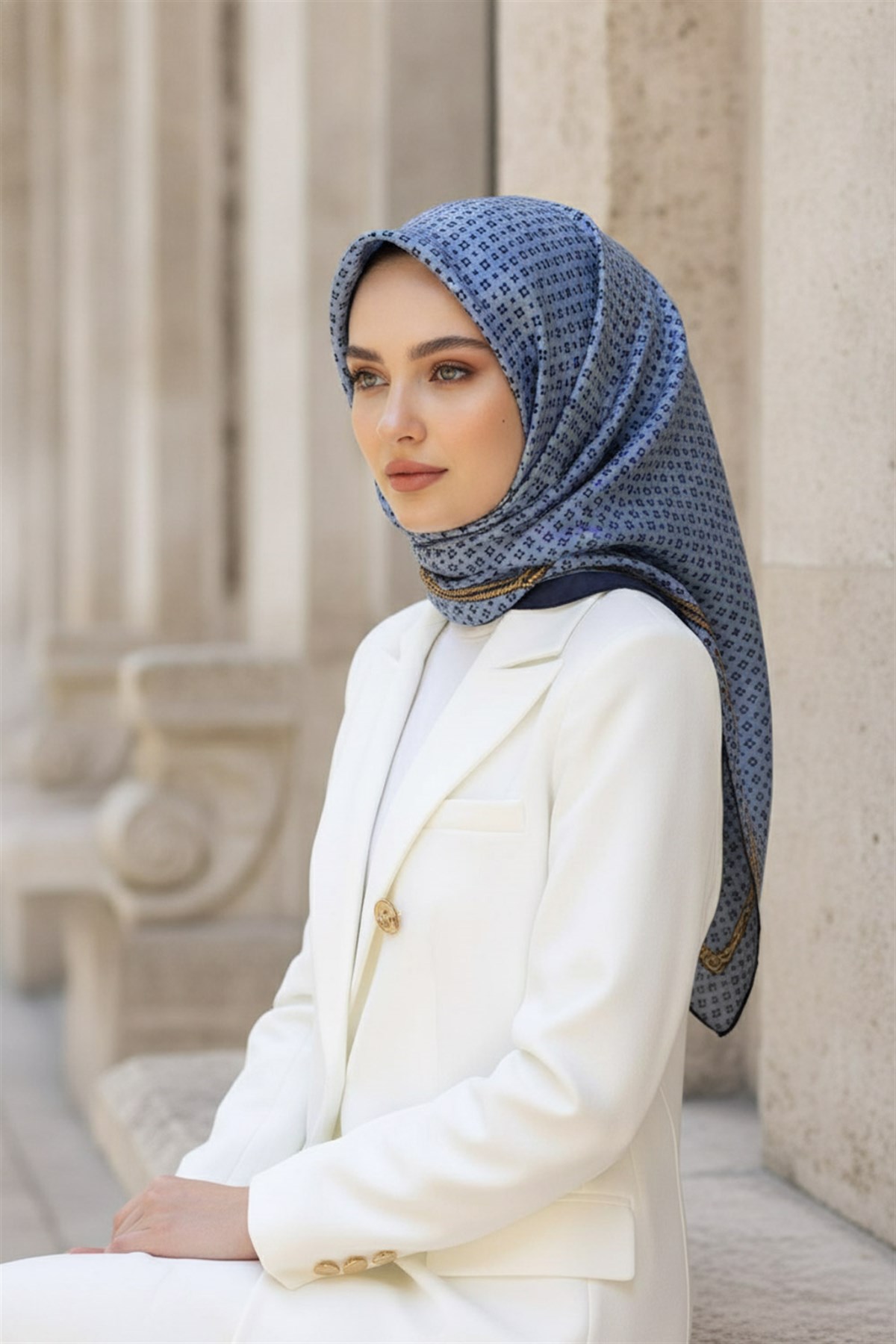 %57 İPEK %43 VİSKON Twill İpek Zincir Desenli Bebe Mavisi - Siyah Renkli 90x90 Eşarp Dikim Şekli : El Dikişi