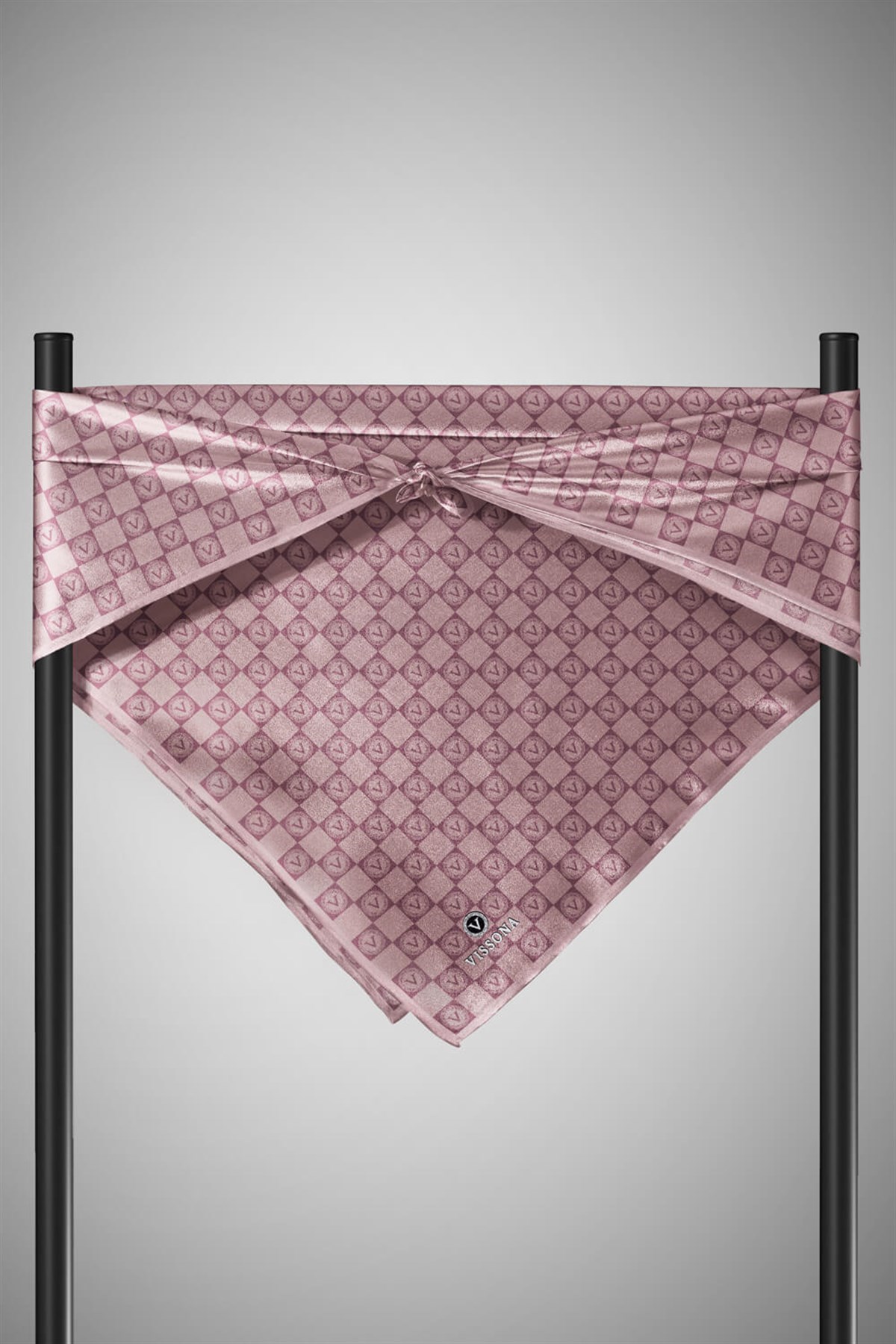 %100 Twill İpek Monogram Desenli Pudra Renkli 90x90 Eşarp Dikim Şekli : El Dikişi