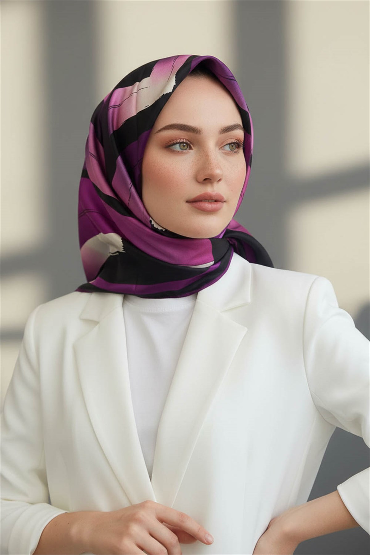 %100 Twill İpek Geometrik Fırça İzi Desenli Siyah - Mürdüm Renkli 90x90 Eşarp Dikim Şekli : El Dikişi