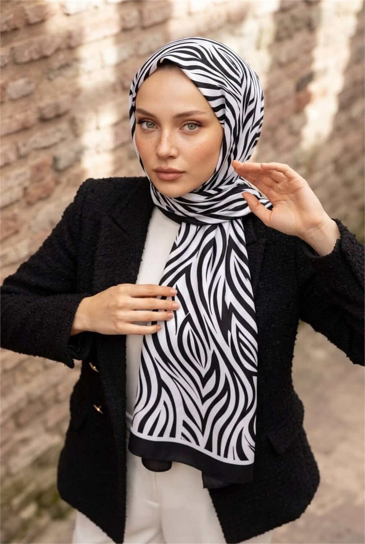 KREP GEOMETRİK DESENLİ SİYAH - BEYAZ RENKLİ 75X195 KIRIŞMAZ ŞAL