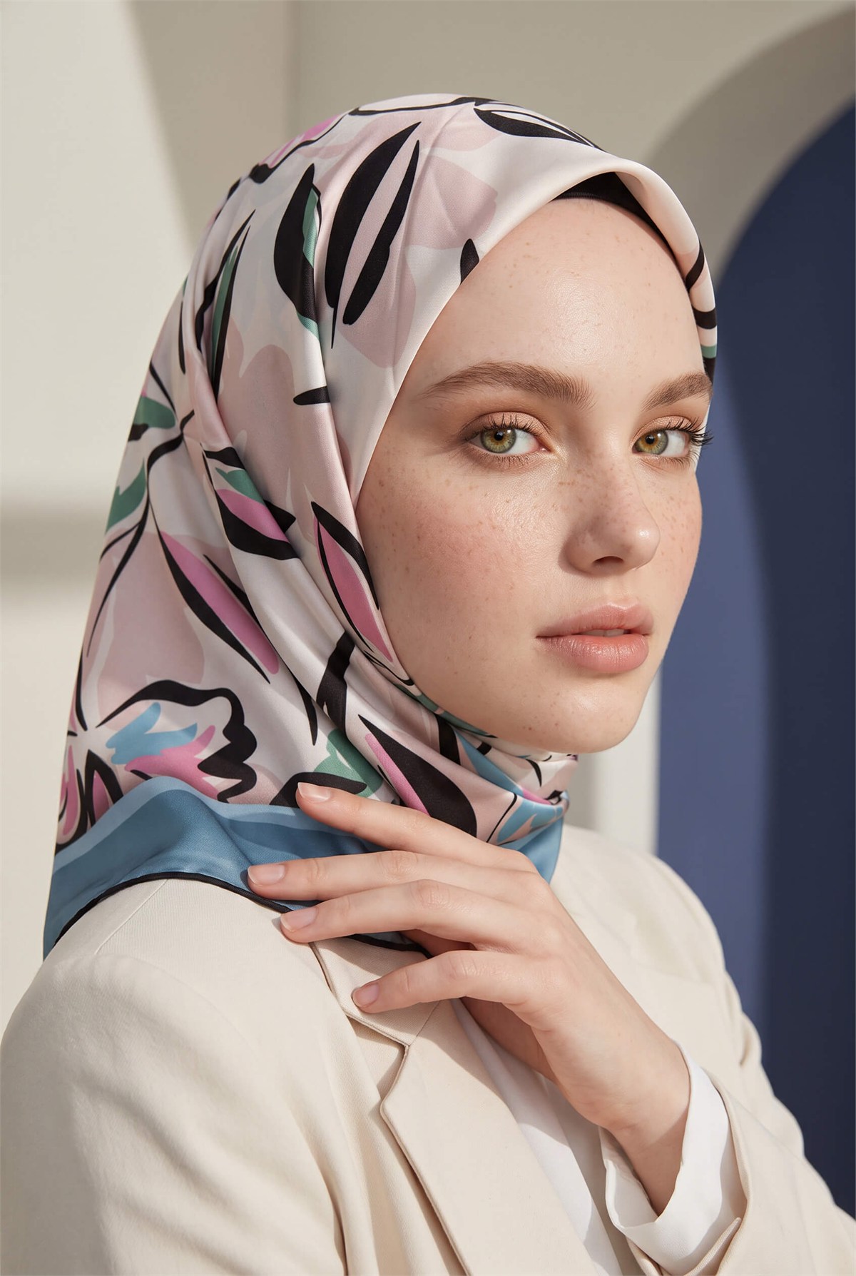 Rayon Bordürlü Çiçek Desenli Petrol Mavisi Renkli 90x90 Dikim Şekli : El Dikişi Eşarp (İpek İçermez)
