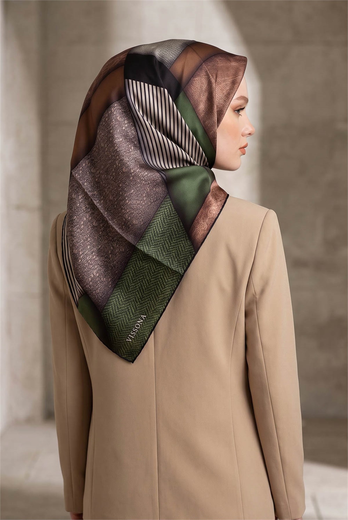 %100 Twill İpek Dokulu ve Geometrik Desenli Haki - Vizon Yeşili Renkli 90x90 Eşarp Dikim Şekli : El Dikişi