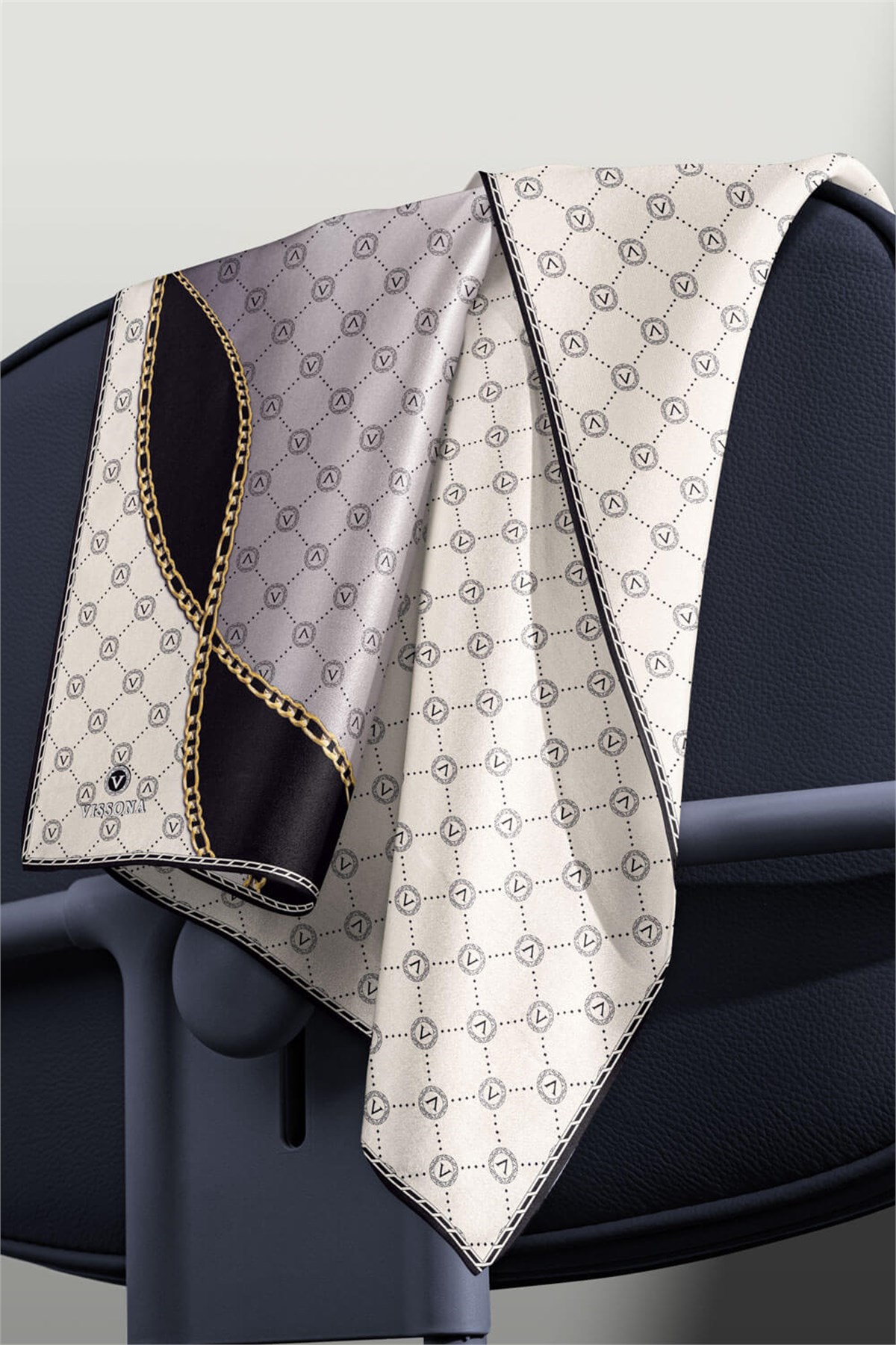 %100 Twill İpek Zincirli Ve Monogram Desenli Krem - Siyah Renkli 90x90 Eşarp Dikim Şekli : El Dikişi