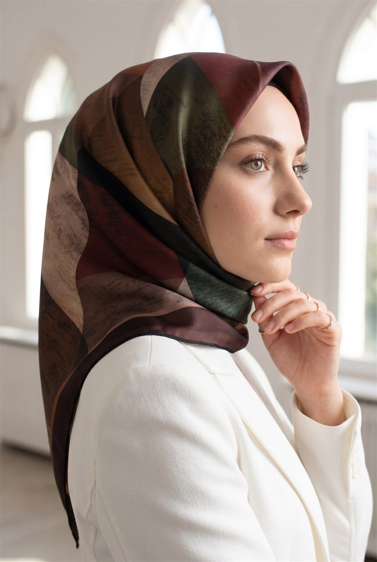 %100 Twill İpek Geometrik Desenli Bordo - Zümrüt Yeşili Renkli 90x90 Eşarp Dikim Şekli : El Dikişi