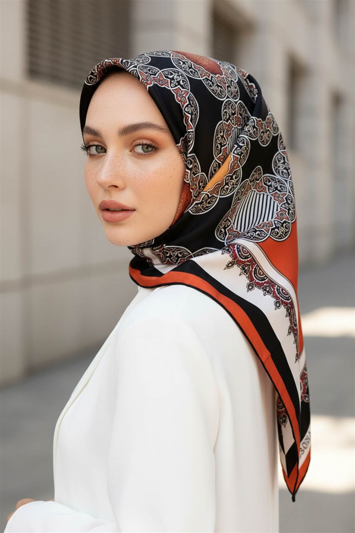 %100 Twill Türk Motifi  Desenli Siyah - Taba Renkli 90x90 Eşarp Dikim Şekli: El Dikişi