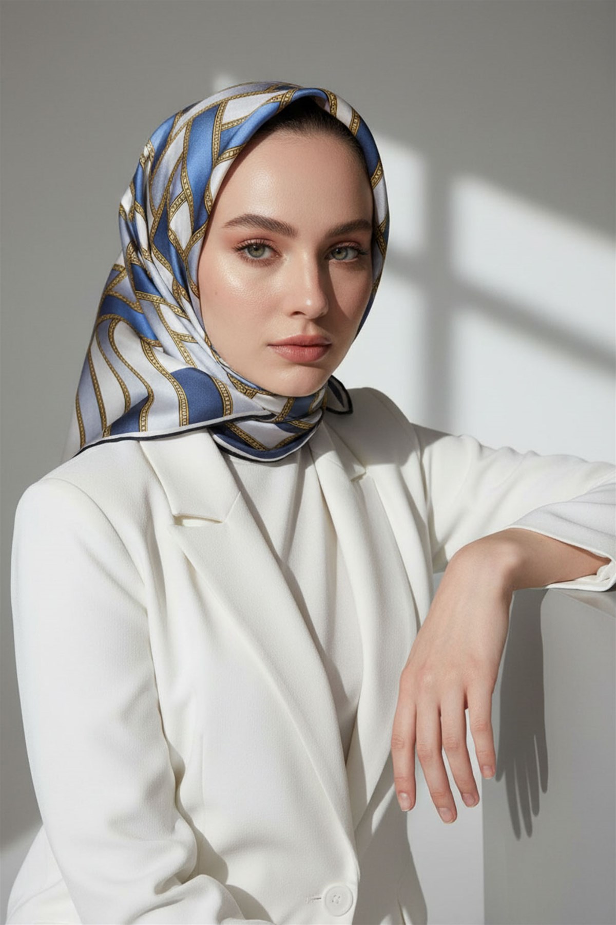 % 57 İPEK % 43 VİSKON Twill İpek Hasır Örgü Desenli İndigo - Gümüş Renkli 90x90 Eşarp Dikim Şekli : El Dikişi
