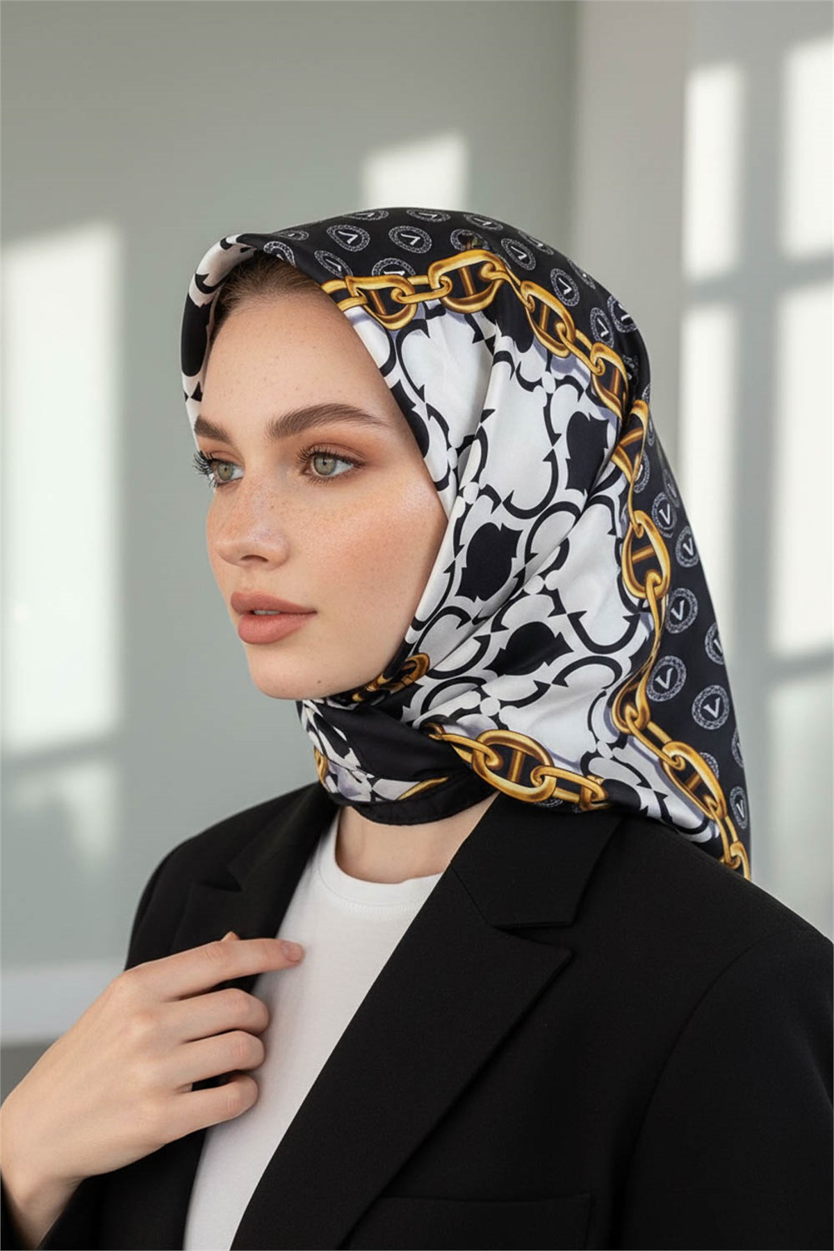 %100 Twill İpek Monogram Ve Zincir Desenli Siyah - Beyaz Renkli 90x90 Eşarp Dikim Şekli : El Dikişi