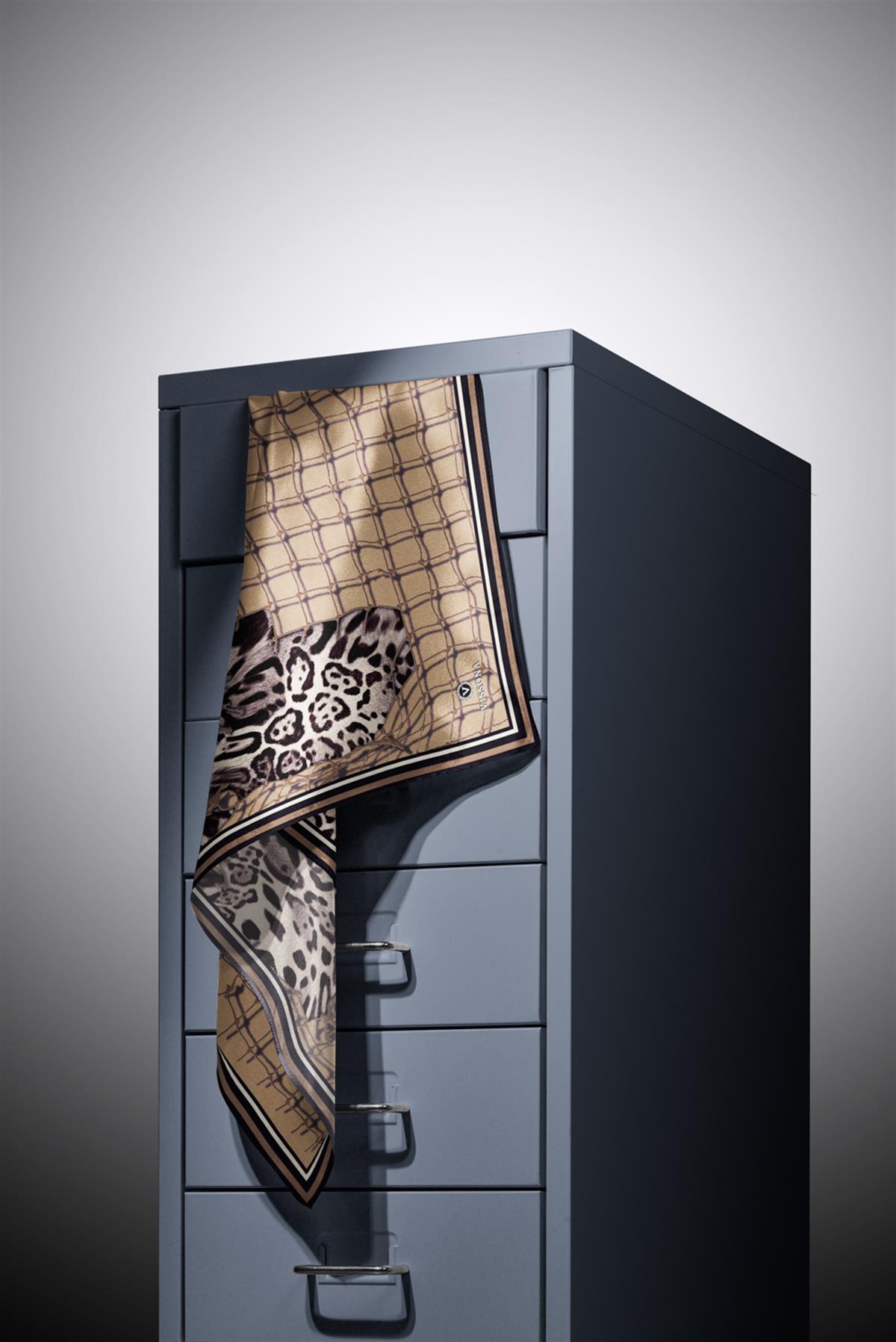 %100 Twill İpek Leopar Desenli Bej Renkli 90x90 Eşarp Dikim Şekli : El Dikişi