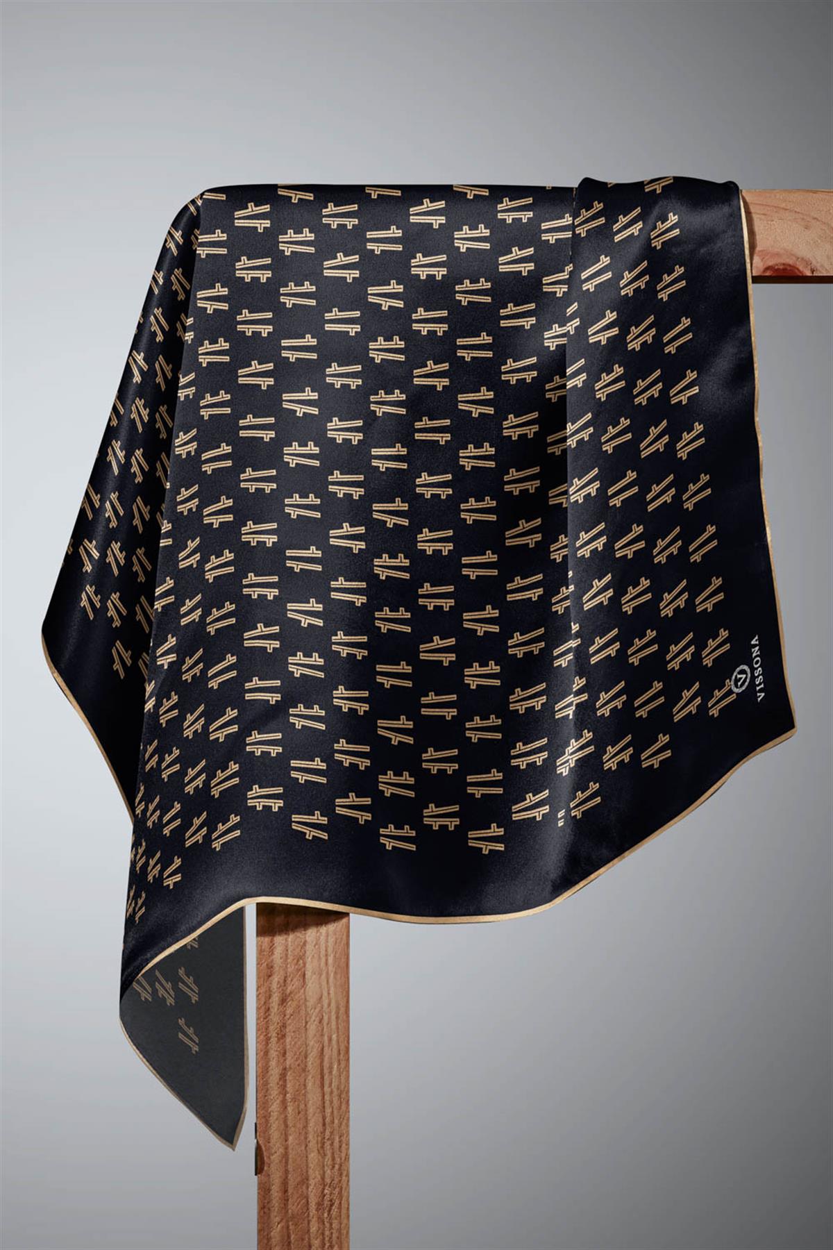 %100 Twill İpek Geometrik Desenli Siyah - Gold Renkli 90x90 Eşarp Dikim Şekli : El Dikişi