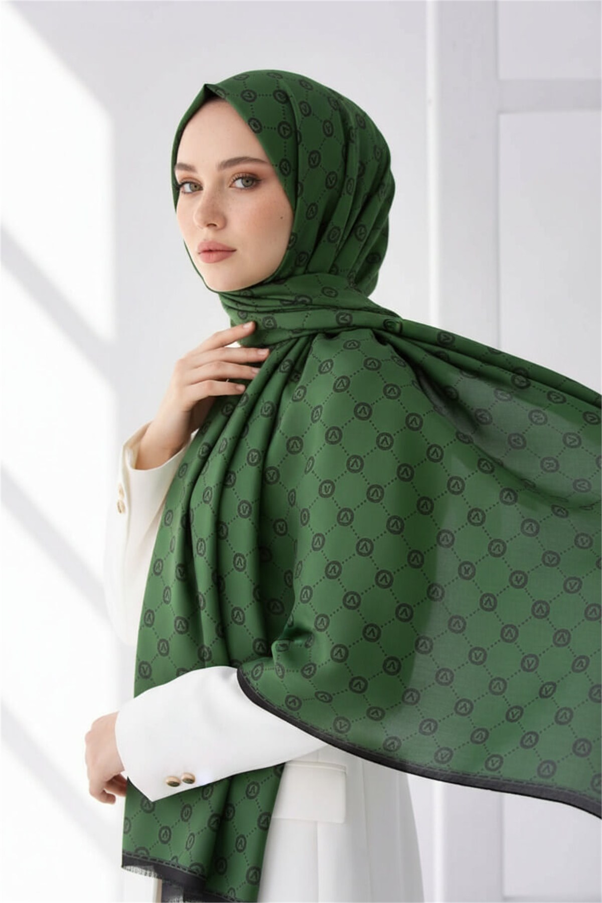 %100 Saf İpek Şal İnce Saten Vual Dokuma V Logo Desenli Zümrüt Yeşili Renkli 90x210 Şal