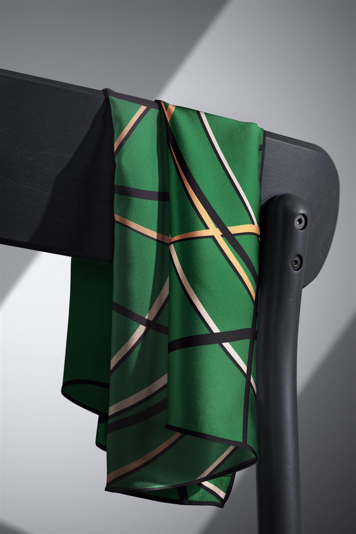 %100 Twill İpek Çizgili Desenli Zümrüt Yeşili - Siyah Renkli 90x90 Eşarp Dikim Şekli : El Dikişi