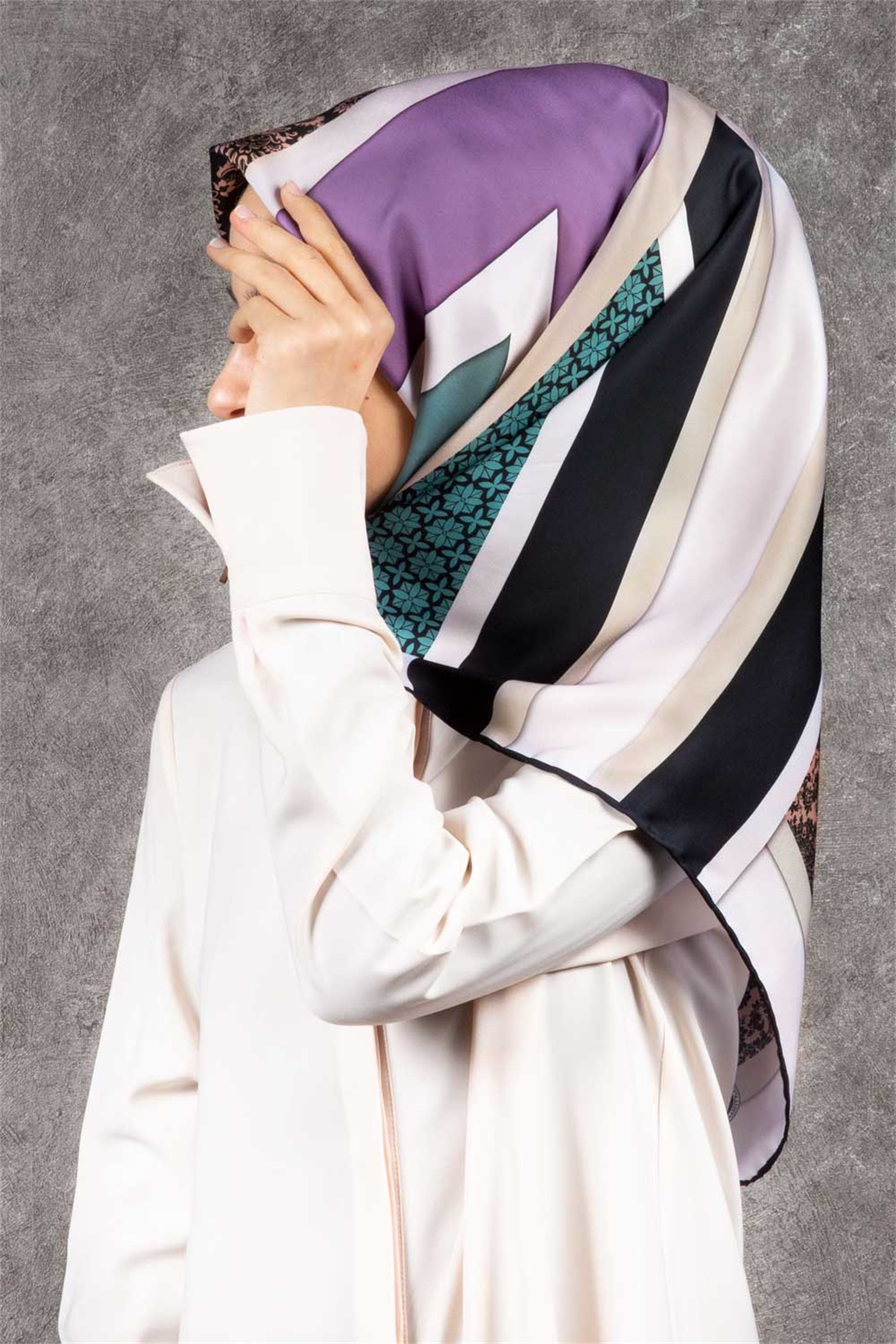 Twill Geometrik Barok Desenli Lila - Su Yeşili  Renkli 90x90 Eşarp (İpek İçermez) Kenar Dikiş Şekli El Dikişli
