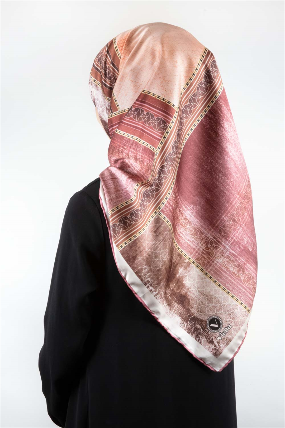 Twill Dokulu Ve Geometrik Desenli Pudra Renkli 90x90 Eşarp (İpek İçermez) Dikim Şekli : El Dikişi