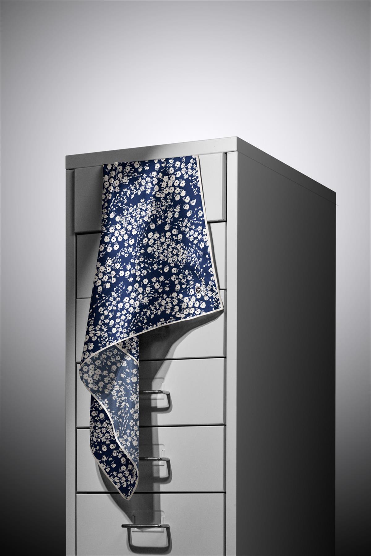 %100 Twill İpek Çıtır Çiçek Desenli Lacivert - Krem Renkli 90x90 Eşarp Dikim Şekli : El Dikişi