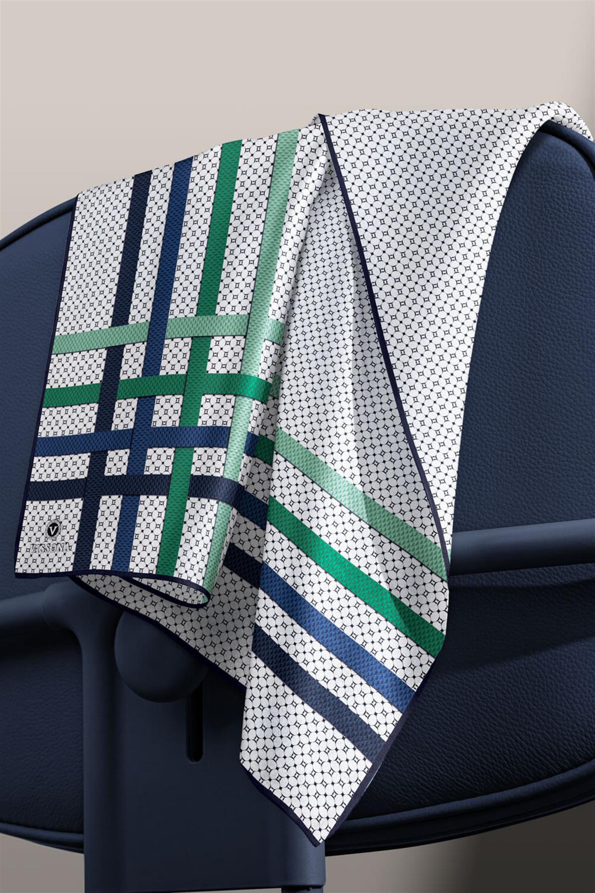 %100 Twill İpek Bantlı Monogram Desenli Zümrüt Yeşili - Lacivert Renkli 90x90 Eşarp Dikim Şekli : El Dikişi