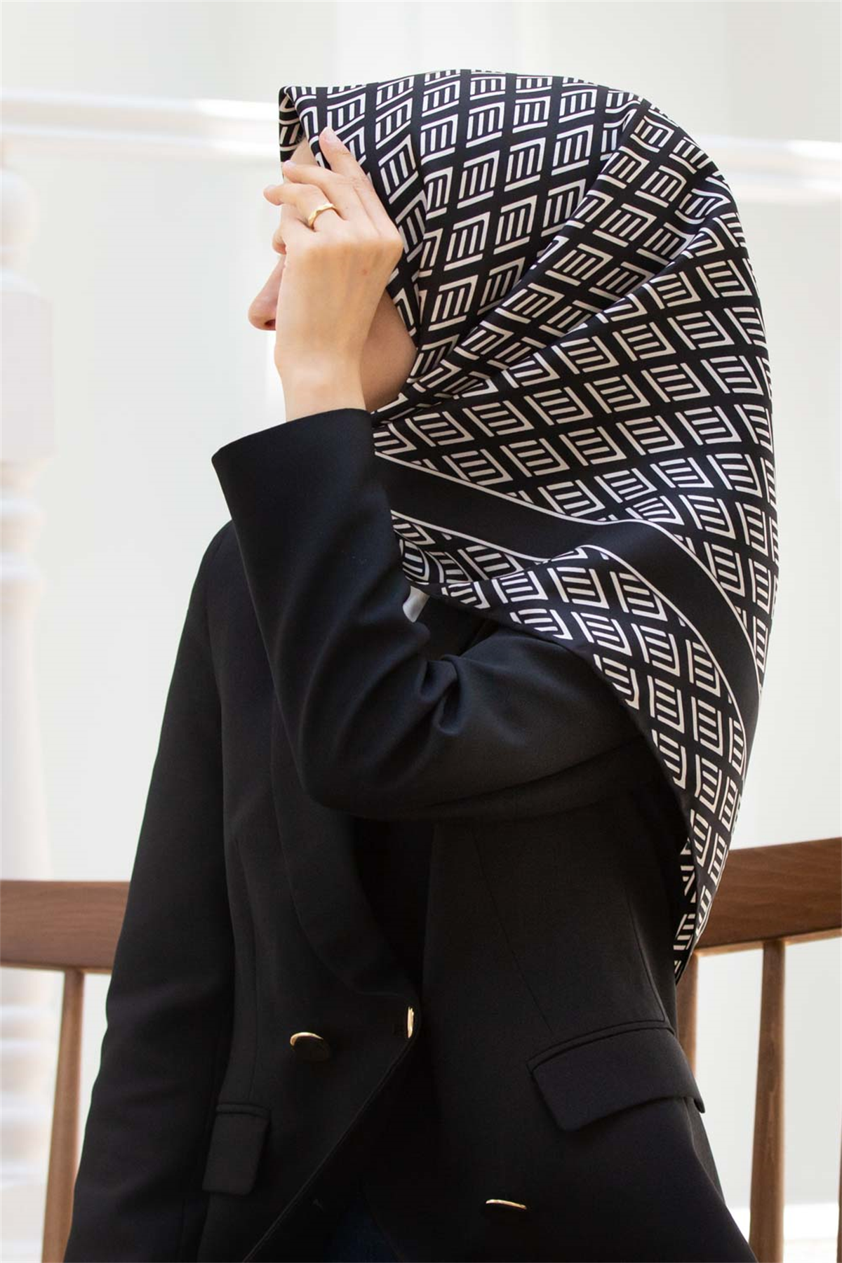 % 57 İPEK % 43 VİSKON Twill İpek Geometrik Desenli Siyah - Krem Renkli 90x90 Eşarp Dikim Şekli : El Dikişi