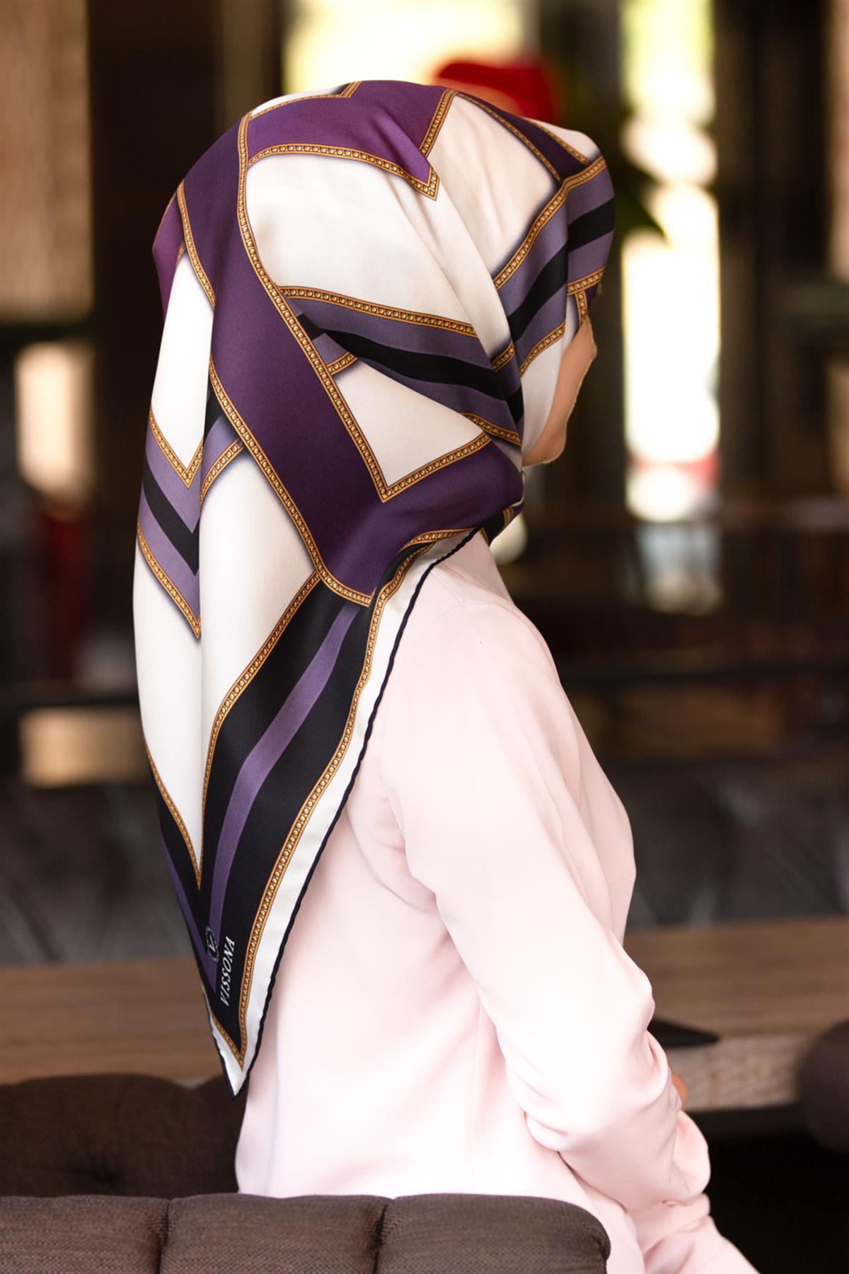 %100 Twill İpek Geometrik Desenli Leylak - Mor Renkli 90x90 Eşarp Dikim Şekli : El Dikişi