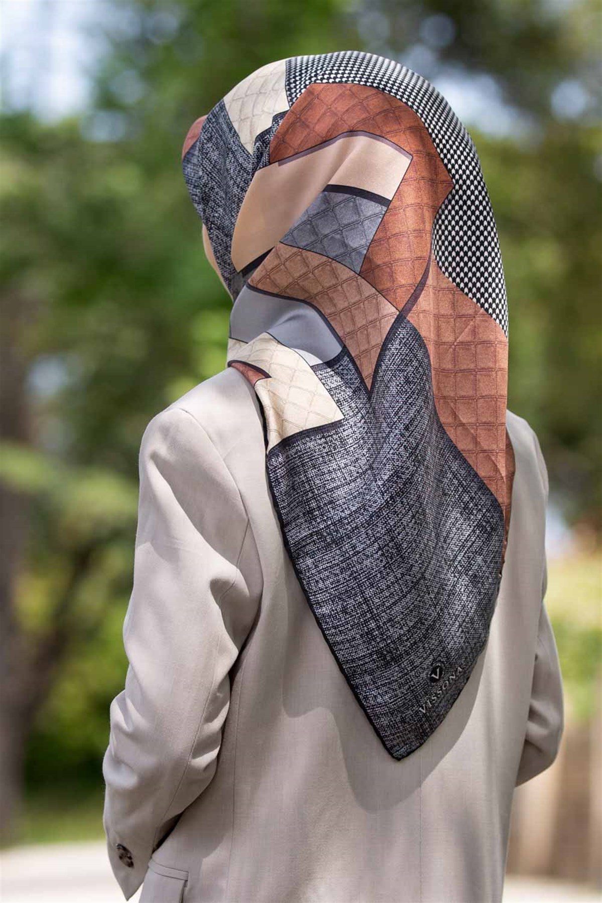 %100 Twill İpek Kazayaklı Ve Geometrik Desenli Gri - Bakır Renkli 90x90 Eşarp Dikim Şekli : El Dikişi
