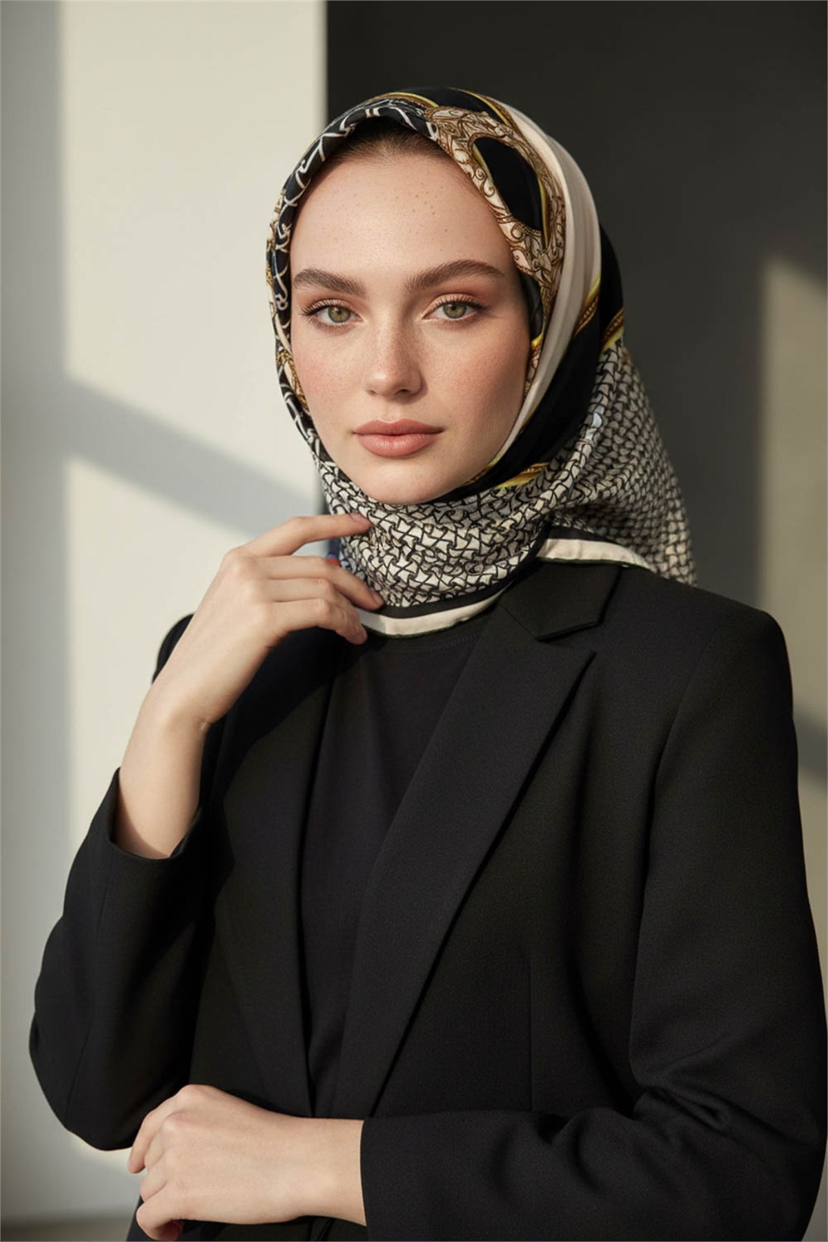 Kristal Çiçek Desenli Haki Renkli 90x90 Eşarp (İpek İçermez) Kenar Dikiş Şekli El Dikişli