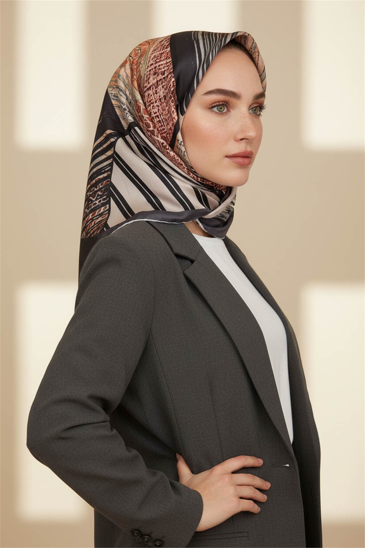 Twill Dalgalı Geometrik Desenli Gri Renkli 90x90 Eşarp (İpek İçermez) Kenar Dikiş Şekli El Dikişli