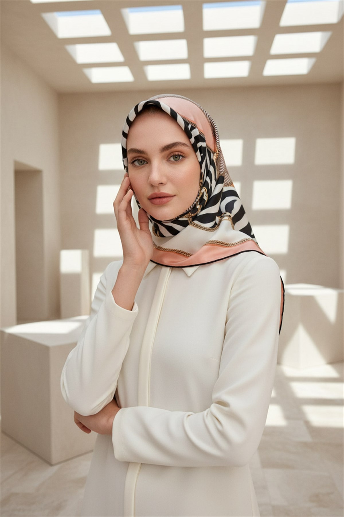 %100 Twill İpek Zincirli Ve Zebra Desenli Pudra - Krem Renkli 90x90 Eşarp Dikim Şekli : El Dikişi