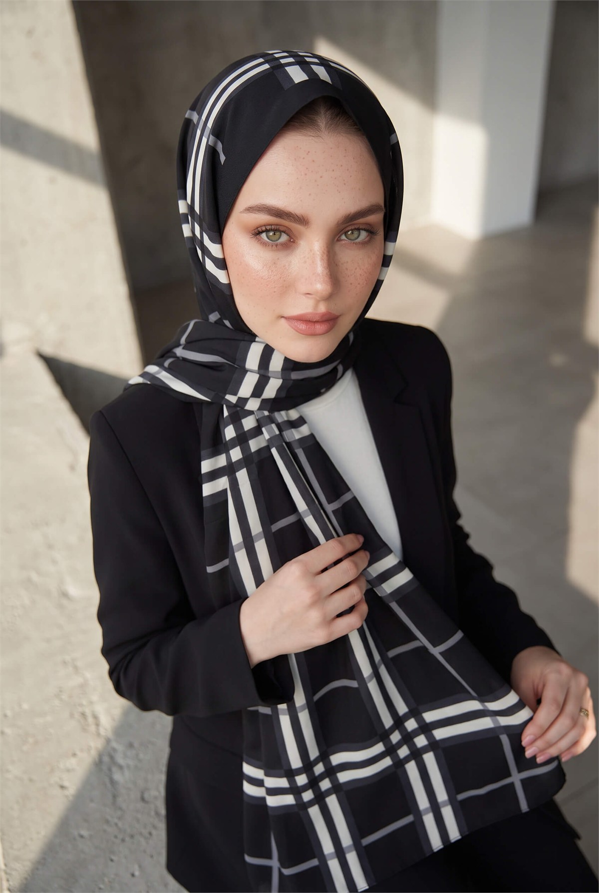 KREP EKOSE DESENLİ SİYAH RENKLİ 75X195 KIRIŞMAZ ŞAL