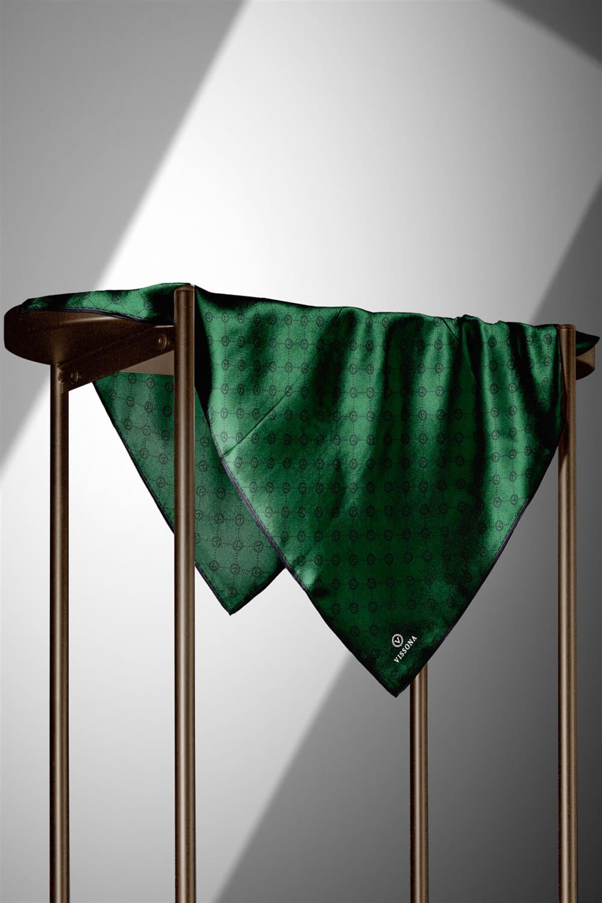 %100 Twill İpek Monogram Desenli Zümrüt Yeşili Renkli 90x90 Eşarp Dikim Şekli : El Dikişi