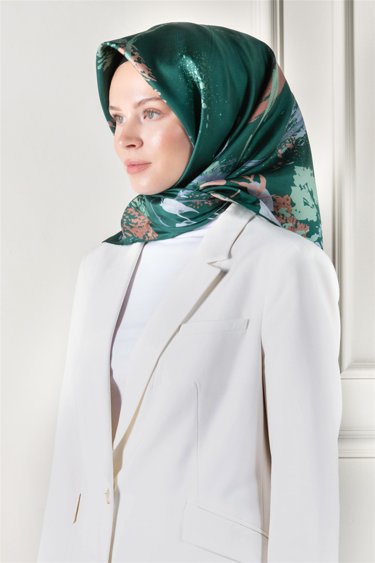 %100 Twill İpek Suluboya Çiçek Desenli Petrol Yeşili Renkli 90x90 Eşarp Dikim Şekli : El Dikişi