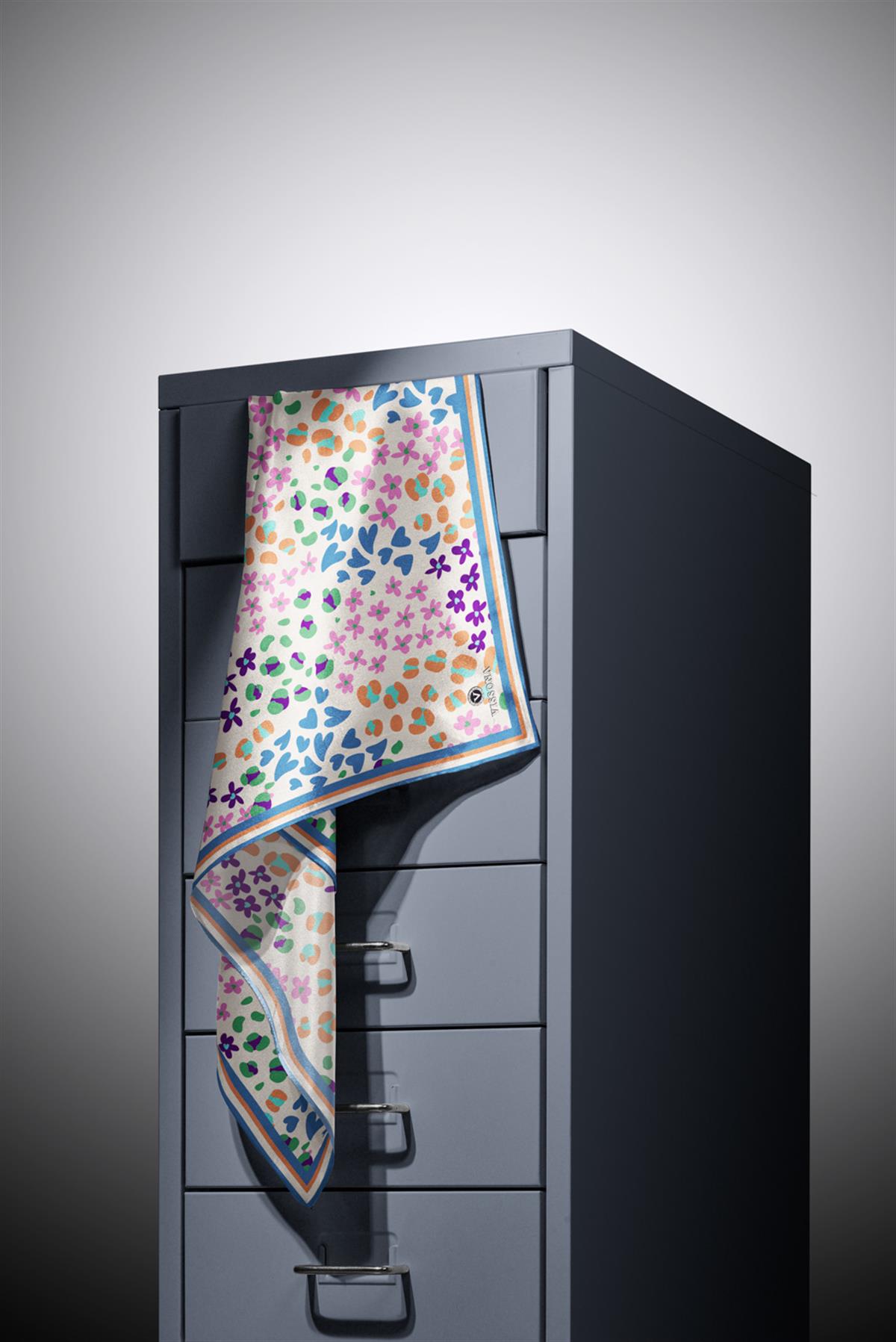 %100 Twill İpek Kalpli Leopar Desenli İndigo - Pembe Renkli 90x90 Eşarp Dikim Şekli : El Dikişi