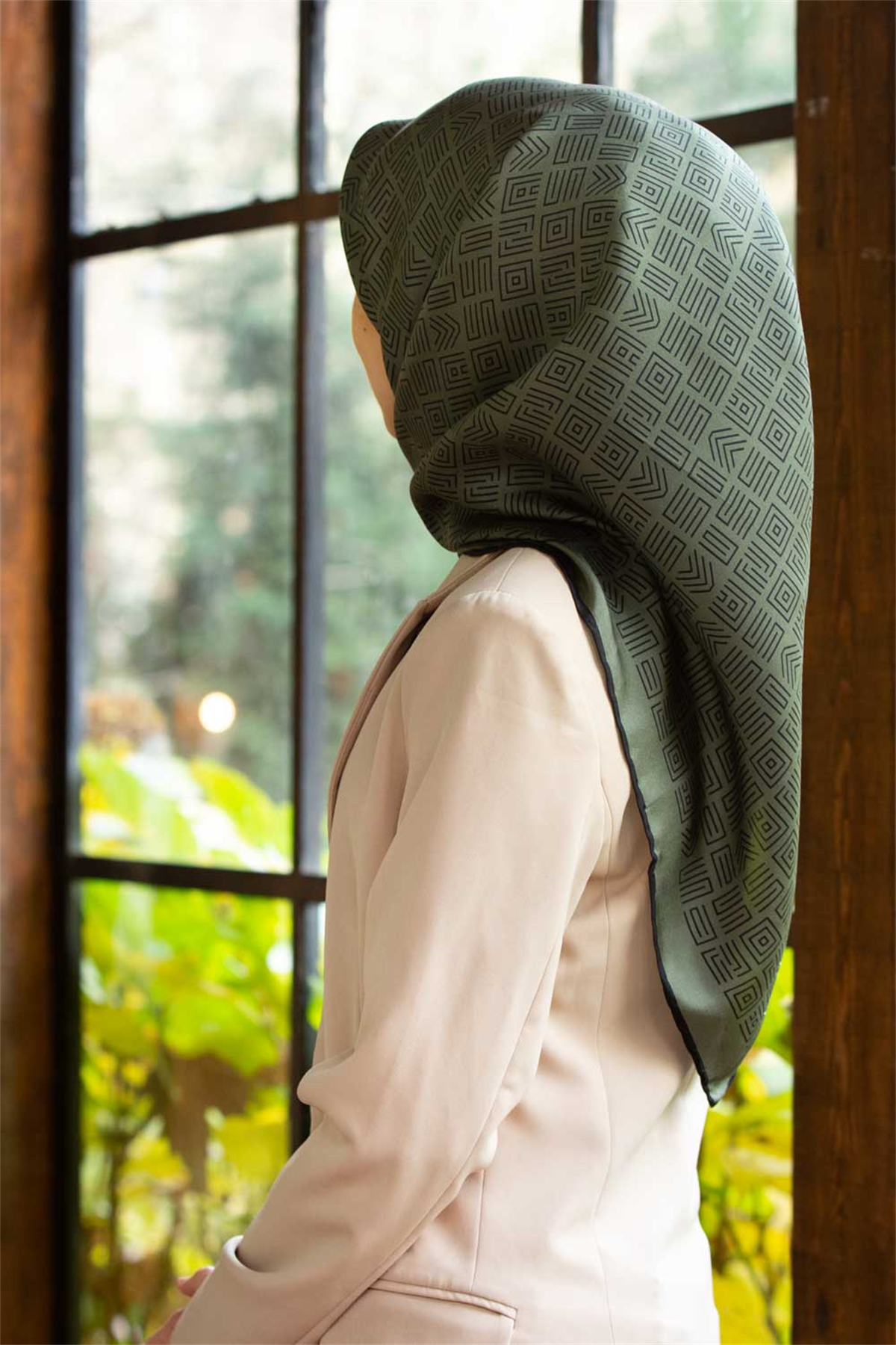 %57 İPEK %43 VİSKON Twill İpek Etnik Motif Desenli Haki - Siyah Renkli 90x90 Eşarp Dikim Şekli : El Dikişi