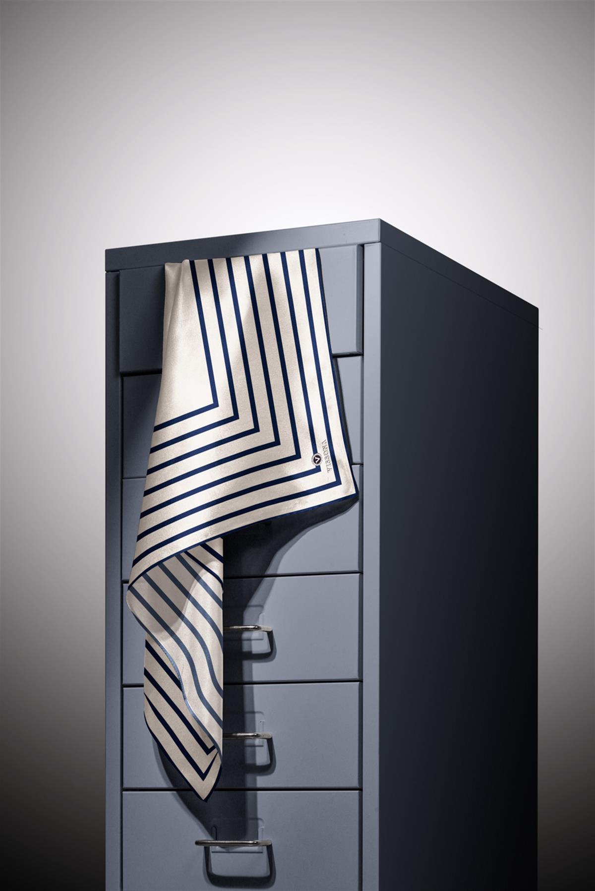 %100 Twill İpek Çizgili Desenli Krem -  Lacivert Renkli 90x90 Eşarp Dikim Şekli : El Dikişi