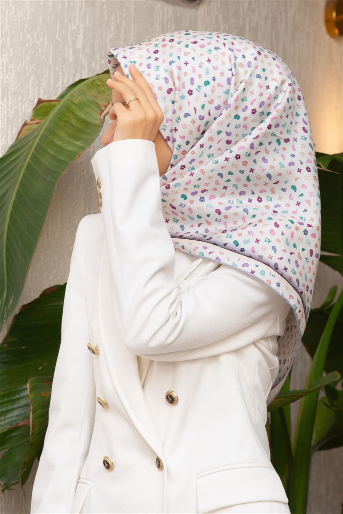 %100 Twill İpek Çıtır Desenli Gümüş - Gri Renkli 90x90 Eşarp Dikim Şekli : El Dikişi