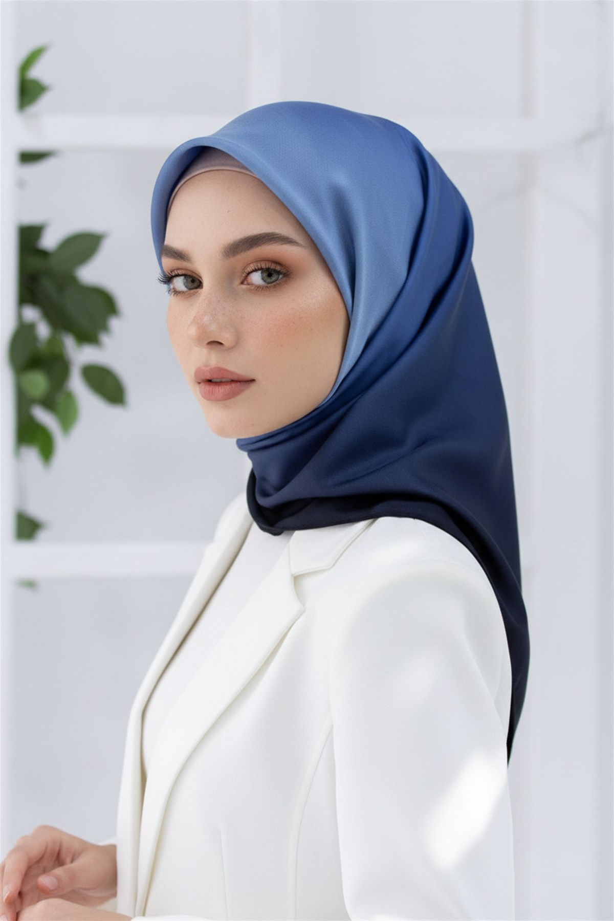 %100 Twill İpek Degrade Desenli Buz Mavisi Renkli 90x90 Eşarp Dikim Şekli : El Dikişi