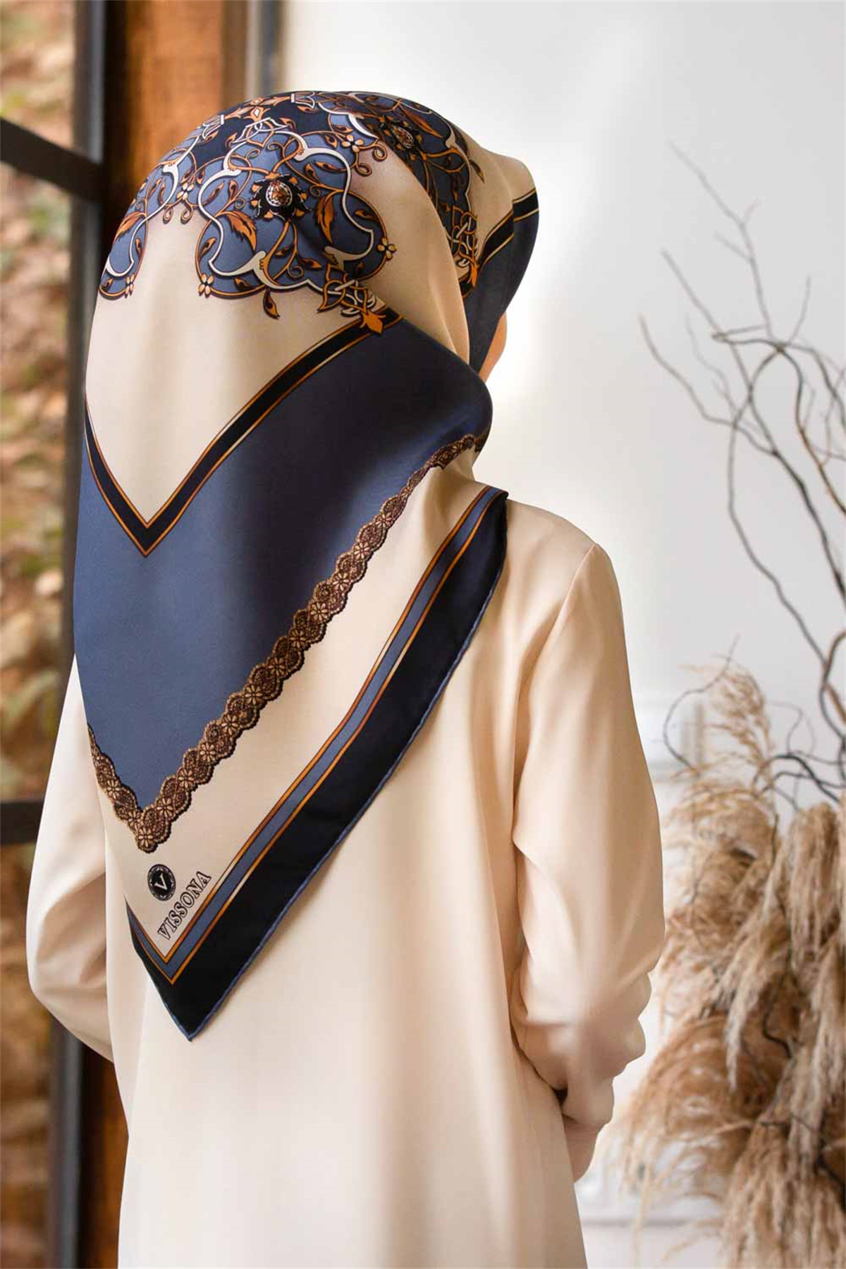 %100 Twill Barok Desenli İndigo - Lacivert Renkli 90x90 Eşarp Dikim Şekli: El Dikişi