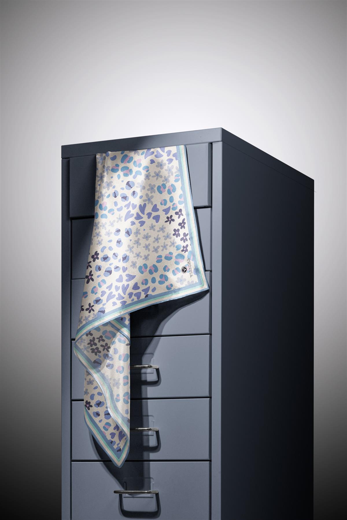 %100 Twill İpek Kalpli Leopar Desenli Buz Mavisi - Gri Renkli 90x90 Eşarp Dikim Şekli : El Dikişi