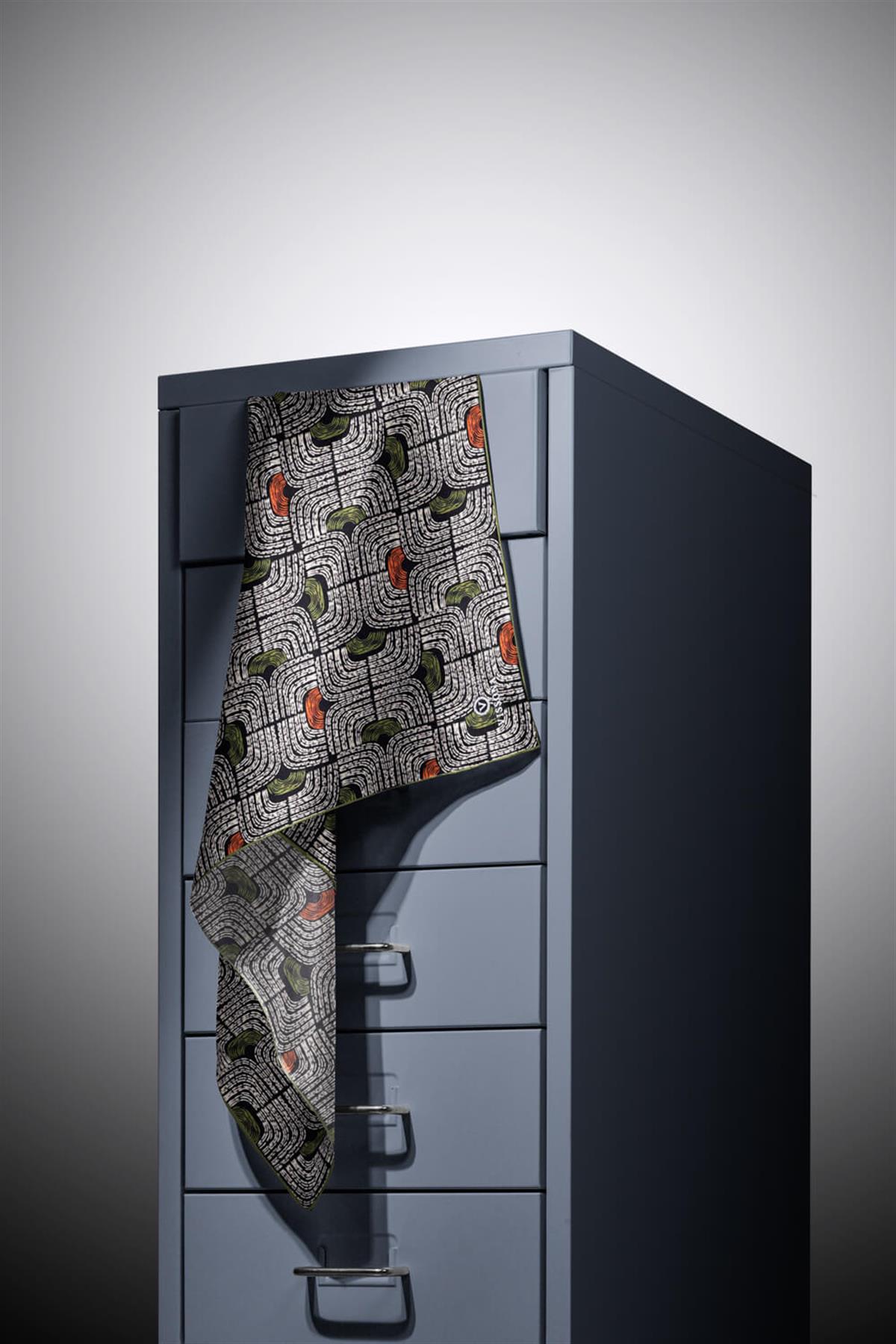 %100 Twill İpek Geometrik Desenli Taba - Haki Renkli 90x90 Eşarp Dikim Şekli : El Dikişi