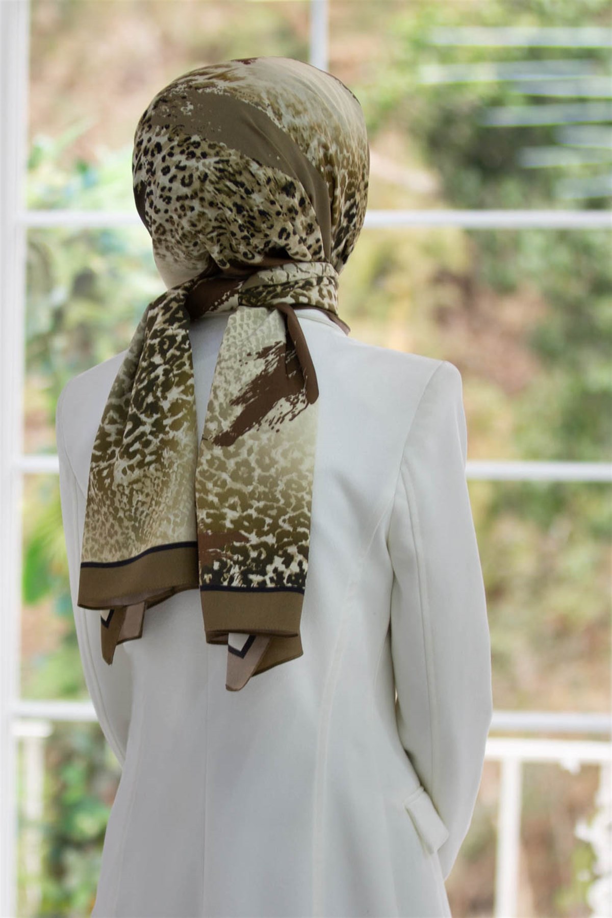 KREP RENKLİ FIRÇA VE LEOPAR DESENLİ VİZON RENKLİ 75X195 KIRIŞMAZ ŞAL
