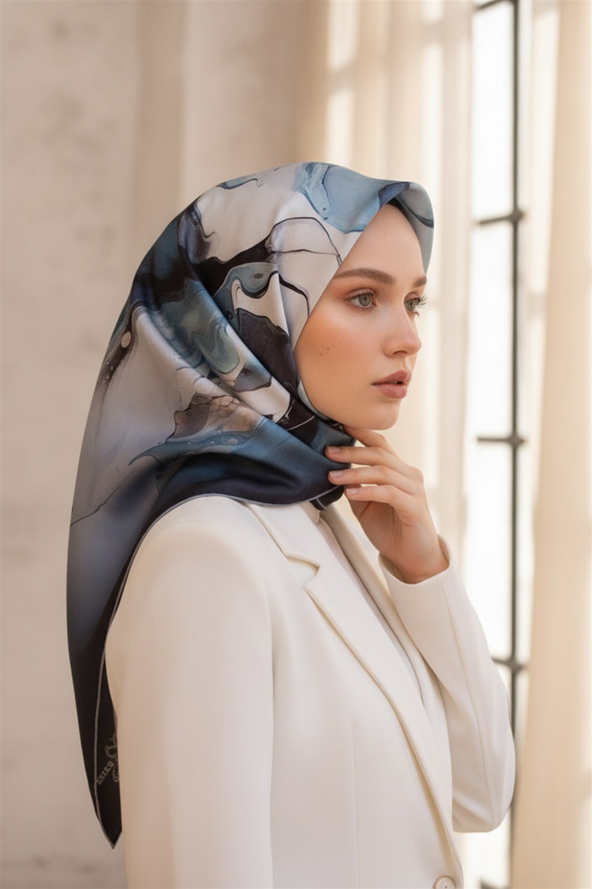 %100 Twill İpek Batik Çiçek Desenli Turkuaz - Gri Renkli 90x90 Eşarp Dikim Şekli : El Dikişi