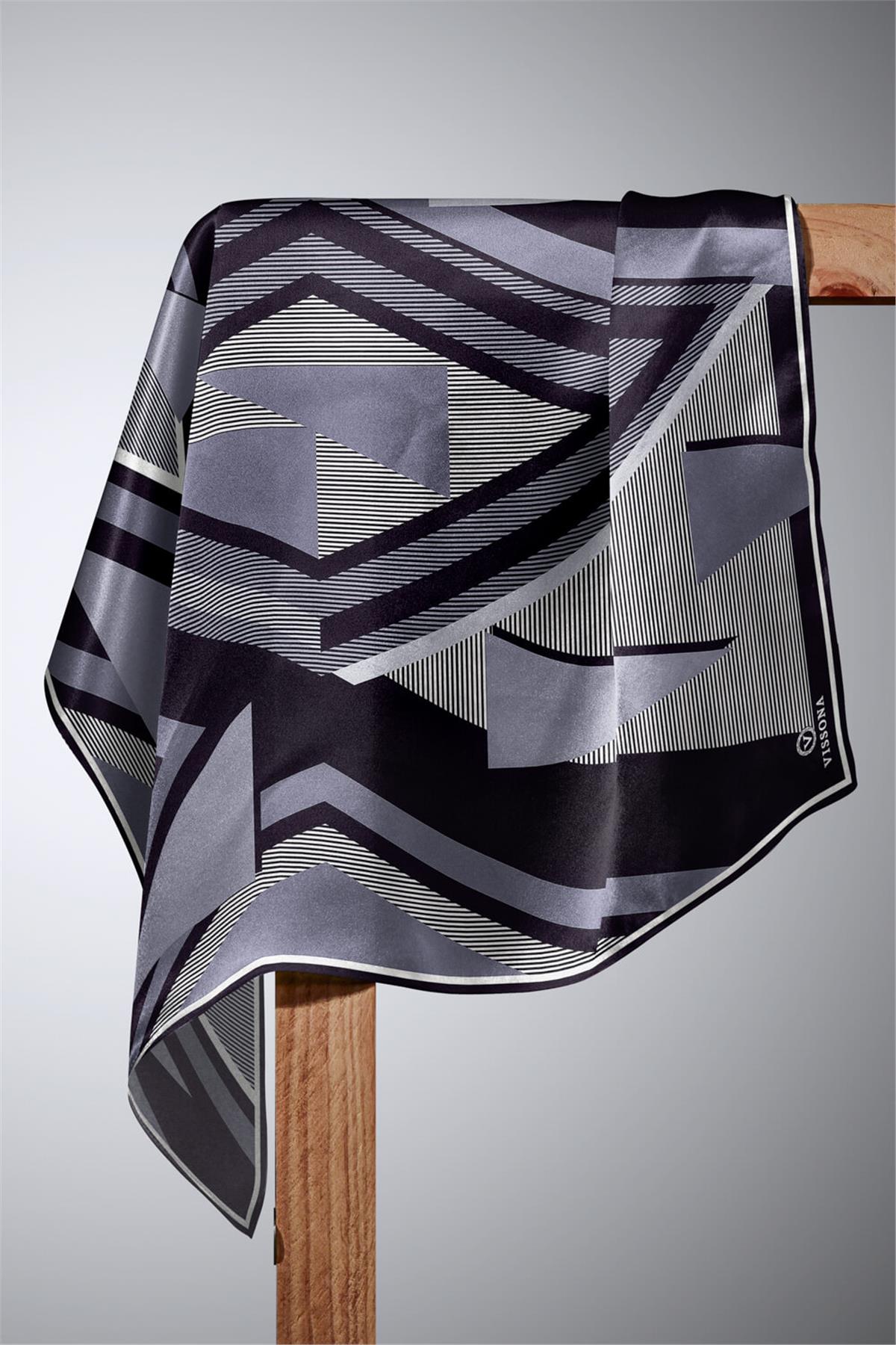 %100 Twill İpek Geometrik Desenli Siyah - Gri Renkli 90x90 Eşarp Dikim Şekli : El Dikişi