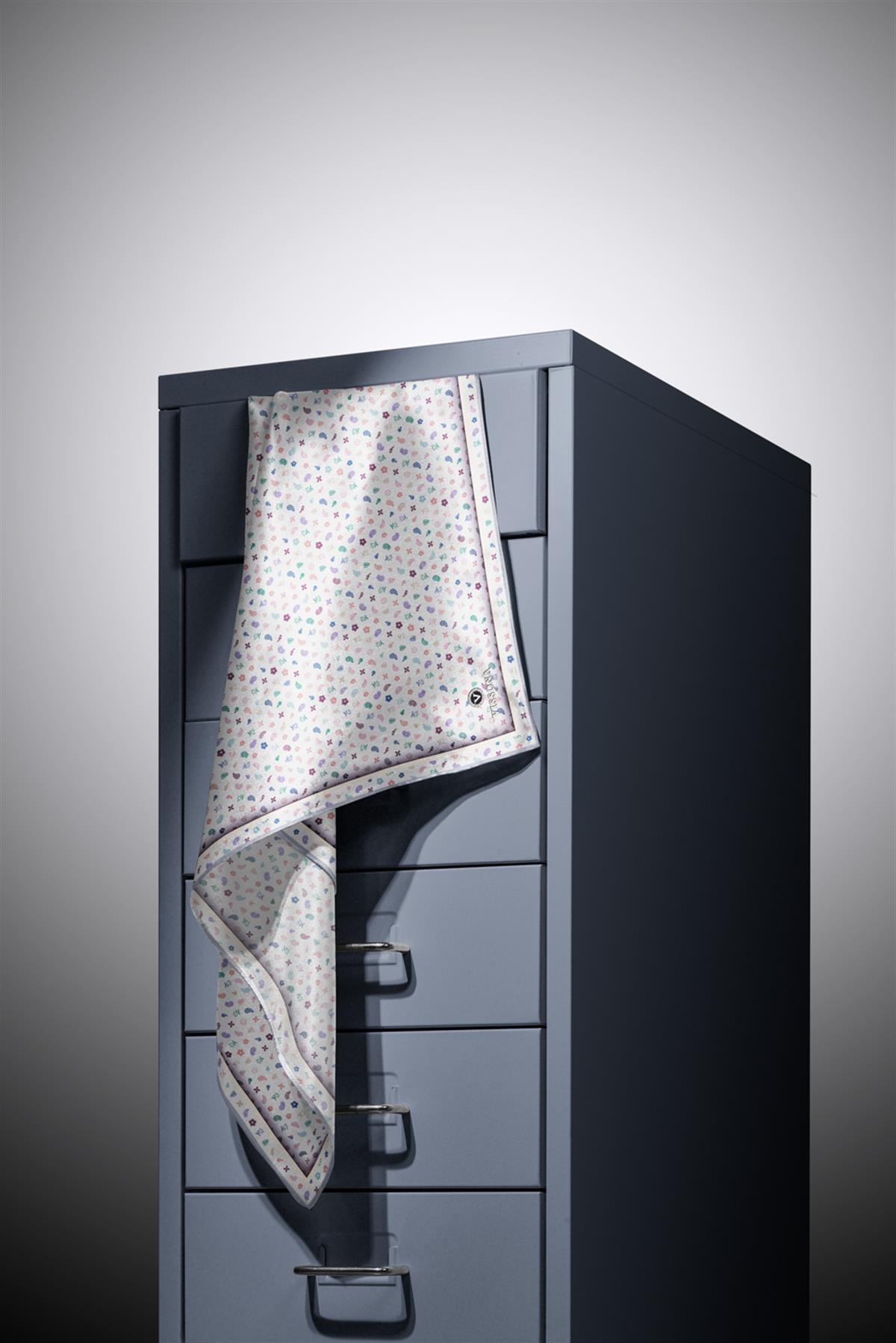 %100 Twill İpek Çıtır Desenli Gümüş - Gri Renkli 90x90 Eşarp Dikim Şekli : El Dikişi