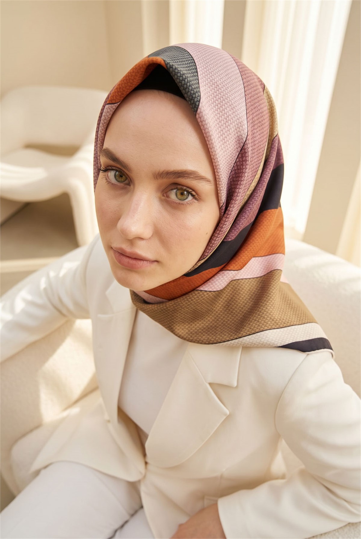 %100 Twill İpek Eşarp 90x90 Siyah Krem Çizgili Geometrik Desenli El Dikişli Kadın Eşarp