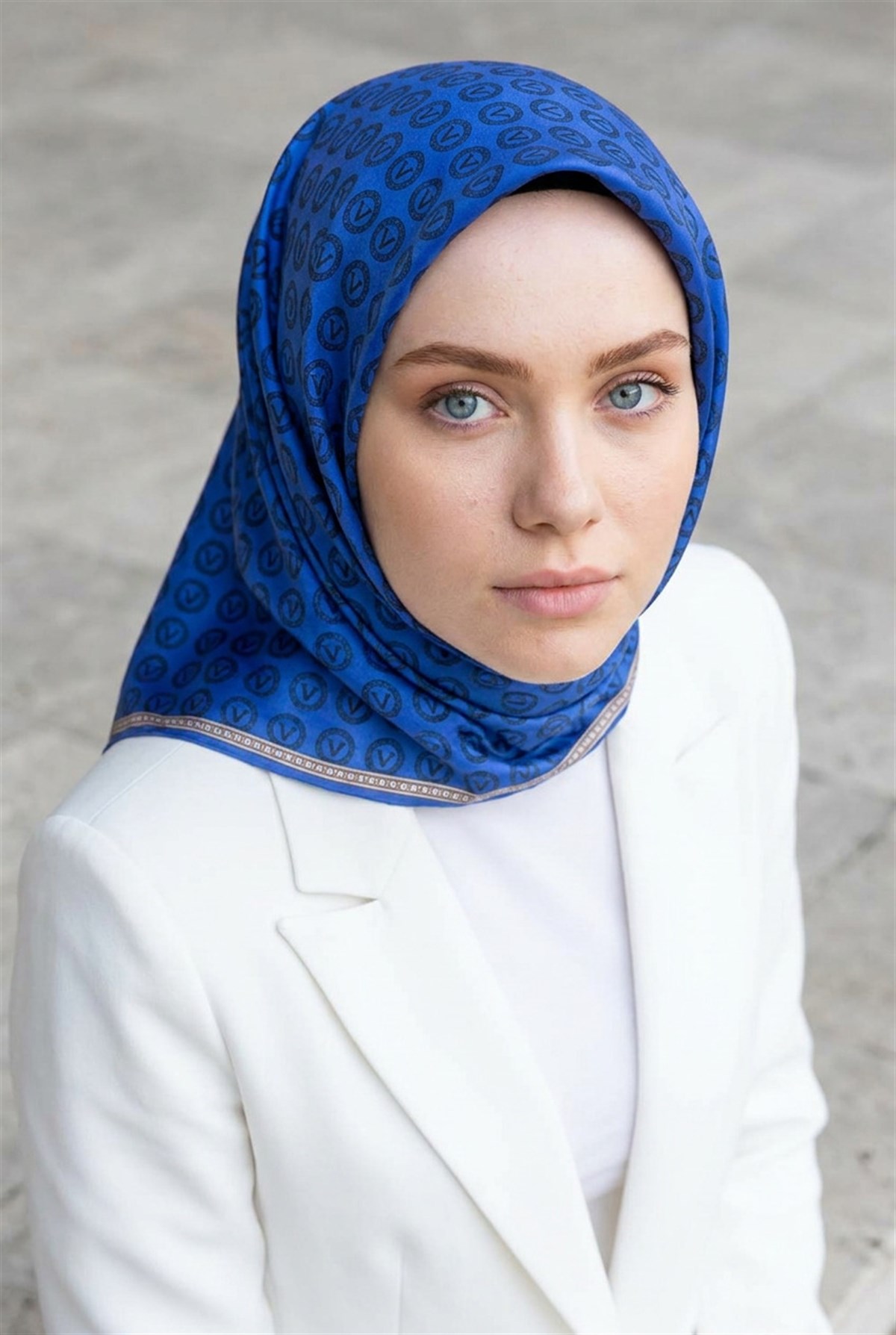 %100 Twill İpek Monogram Desenli Saks Renkli 90x90 Eşarp Dikim Şekli : El Dikişi