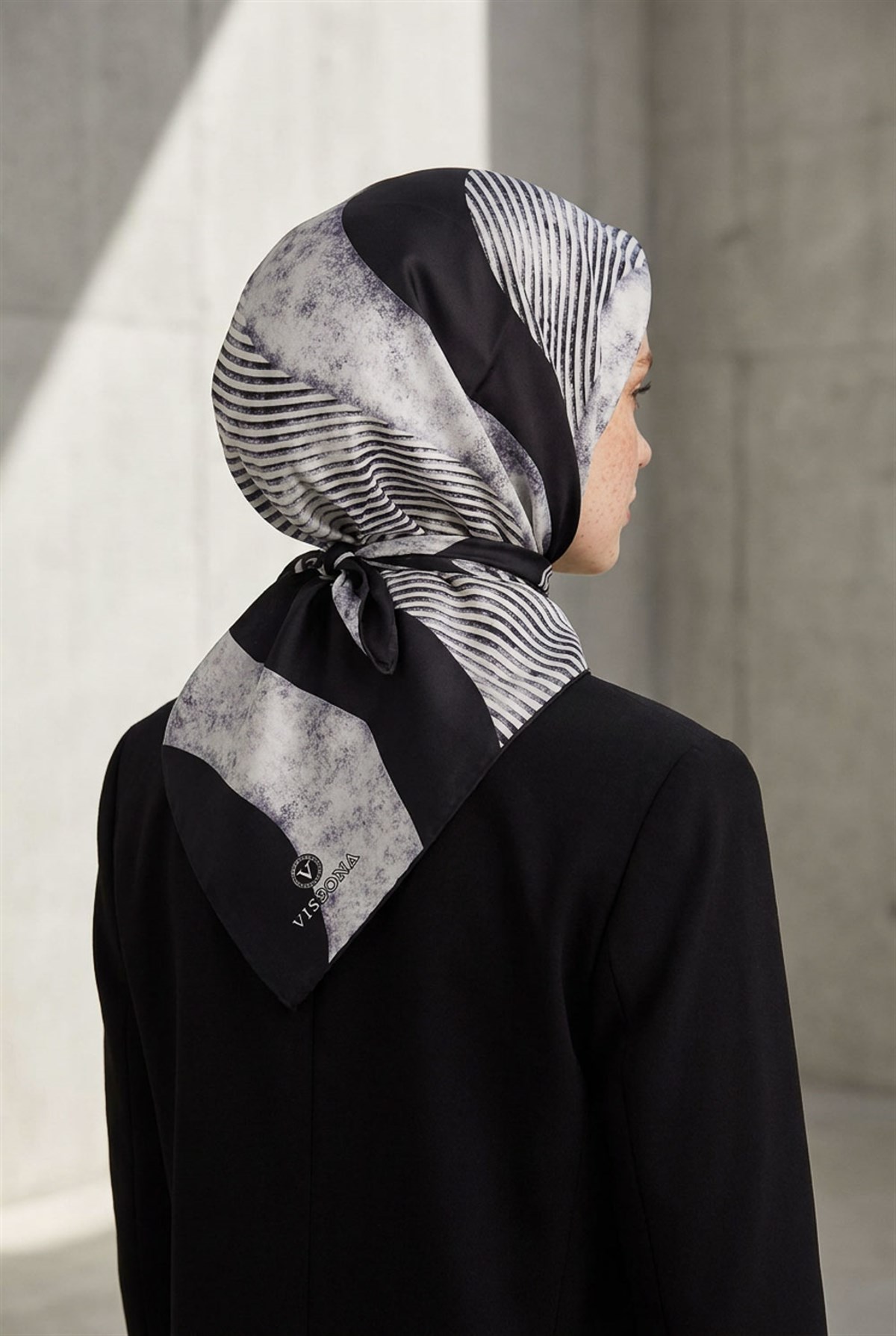 %100 Twill İpek Leopar Ve Geometrik Desenli Gri Renkli 90x90 Eşarp Dikim Şekli : El Dikişi