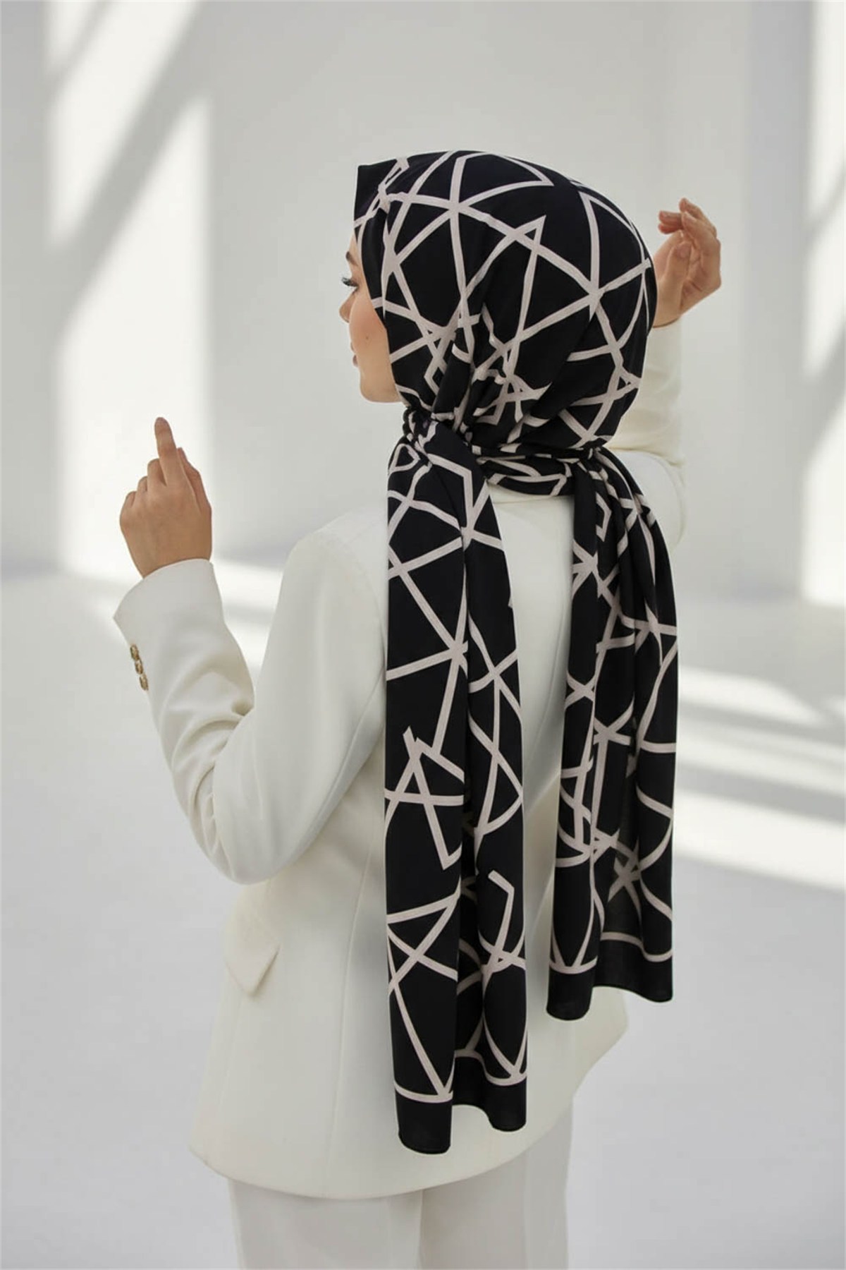 KREP ÇİZGİLİ DESENLİ SİYAH - KREM RENKLİ 75X195 KIRIŞMAZ ŞAL