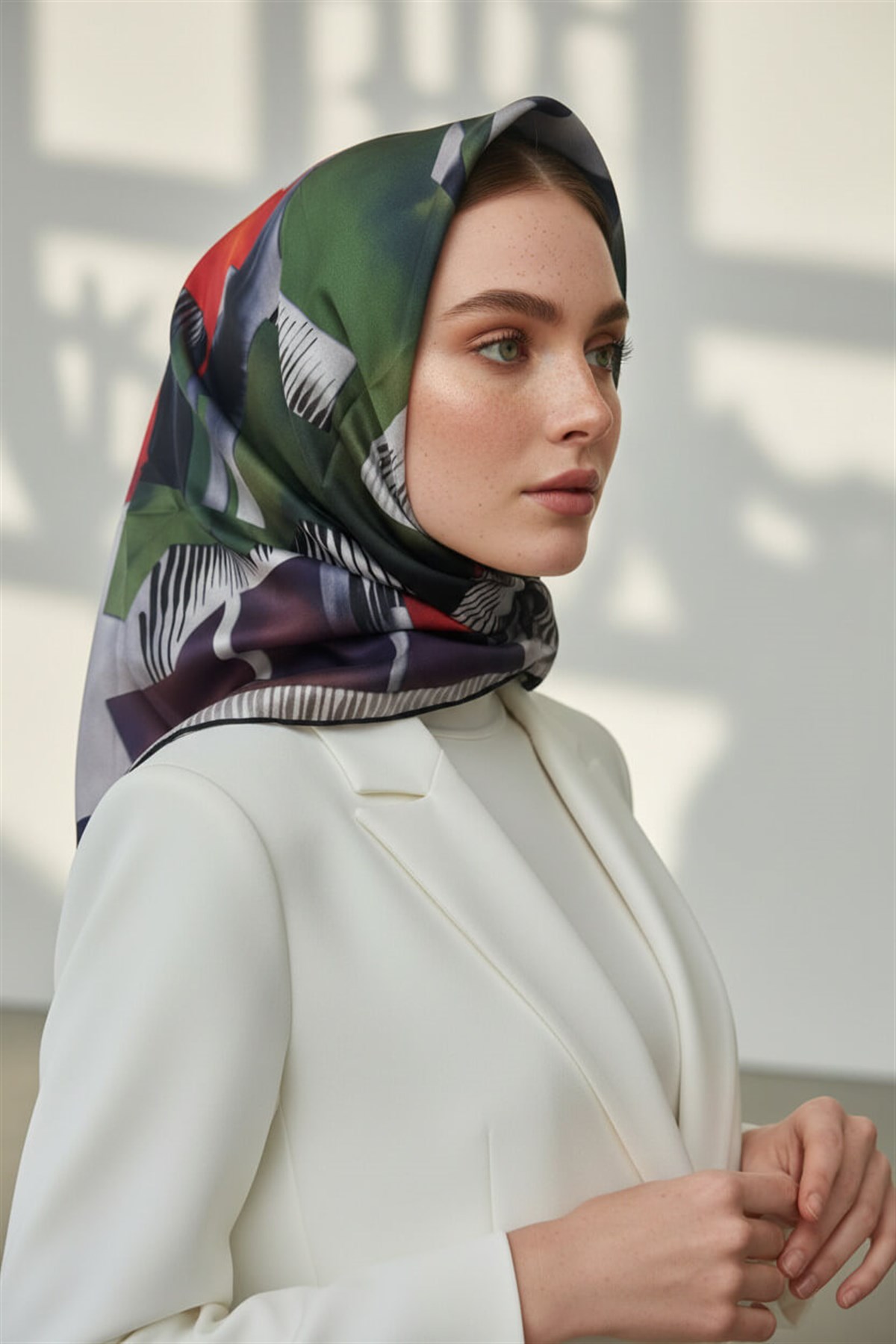 %100 Twill İpek Geometrik Desenli Turuncu - Zümrüt Yeşili Kabuğu Renkli 90x90 Eşarp Dikim Şekli : El Dikişi