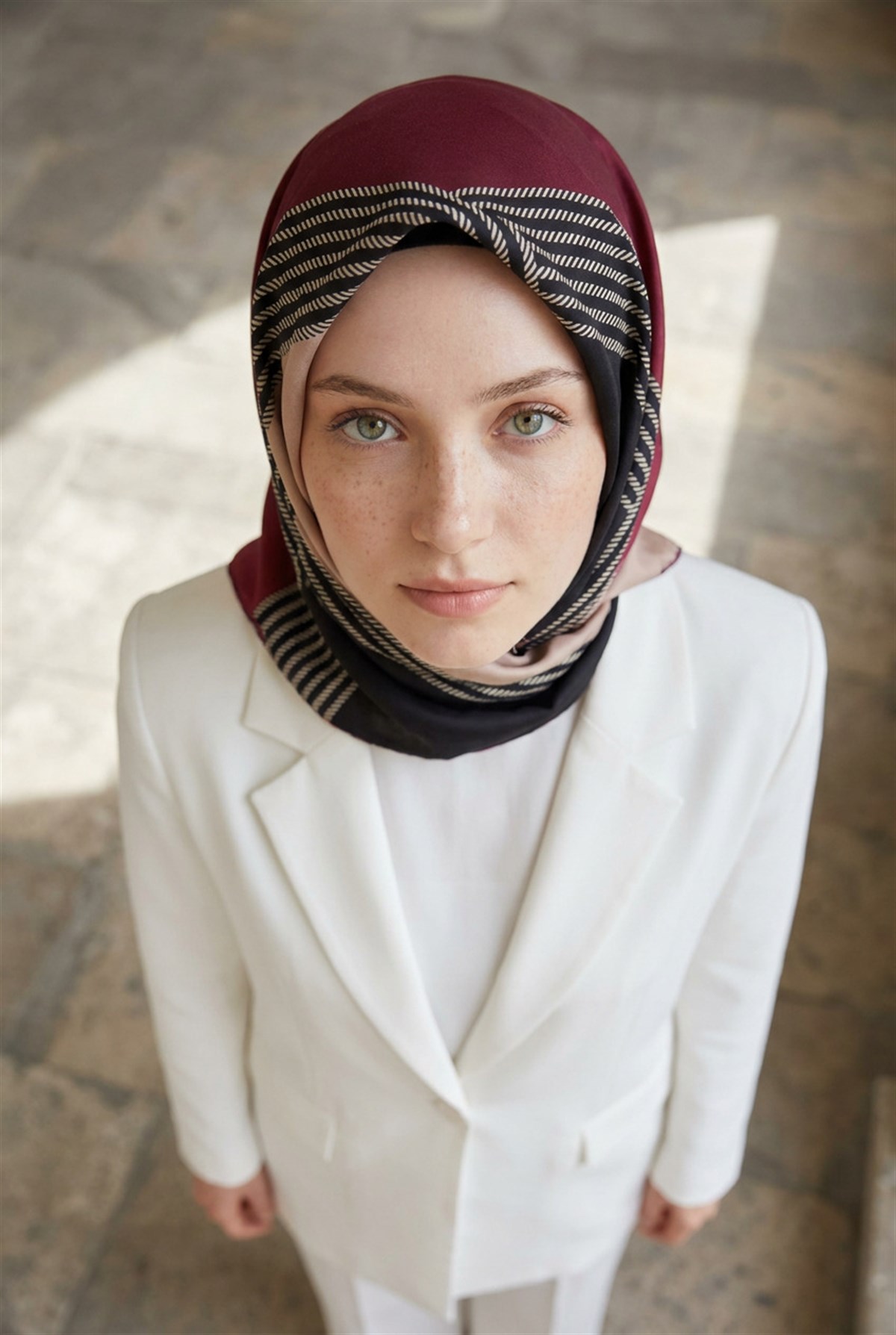 %100 Twill İpek Geometrik Desenli Bordo Renkli 90x90 Eşarp Dikim Şekli : El Dikişi