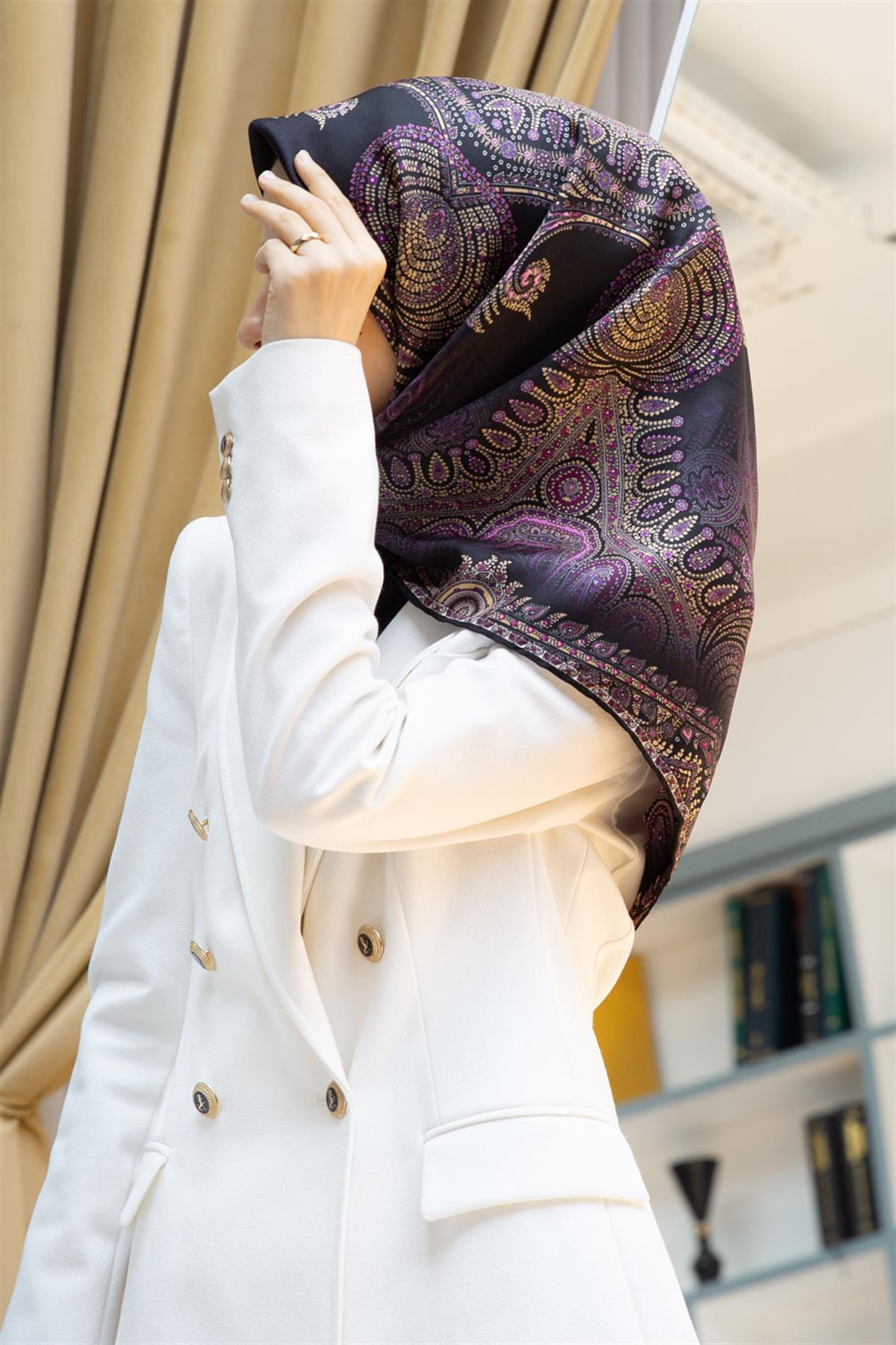 %100 Twill İpek Şal Desenli Siyah Renkli 90x90 Eşarp Dikim Şekli : El Dikişi